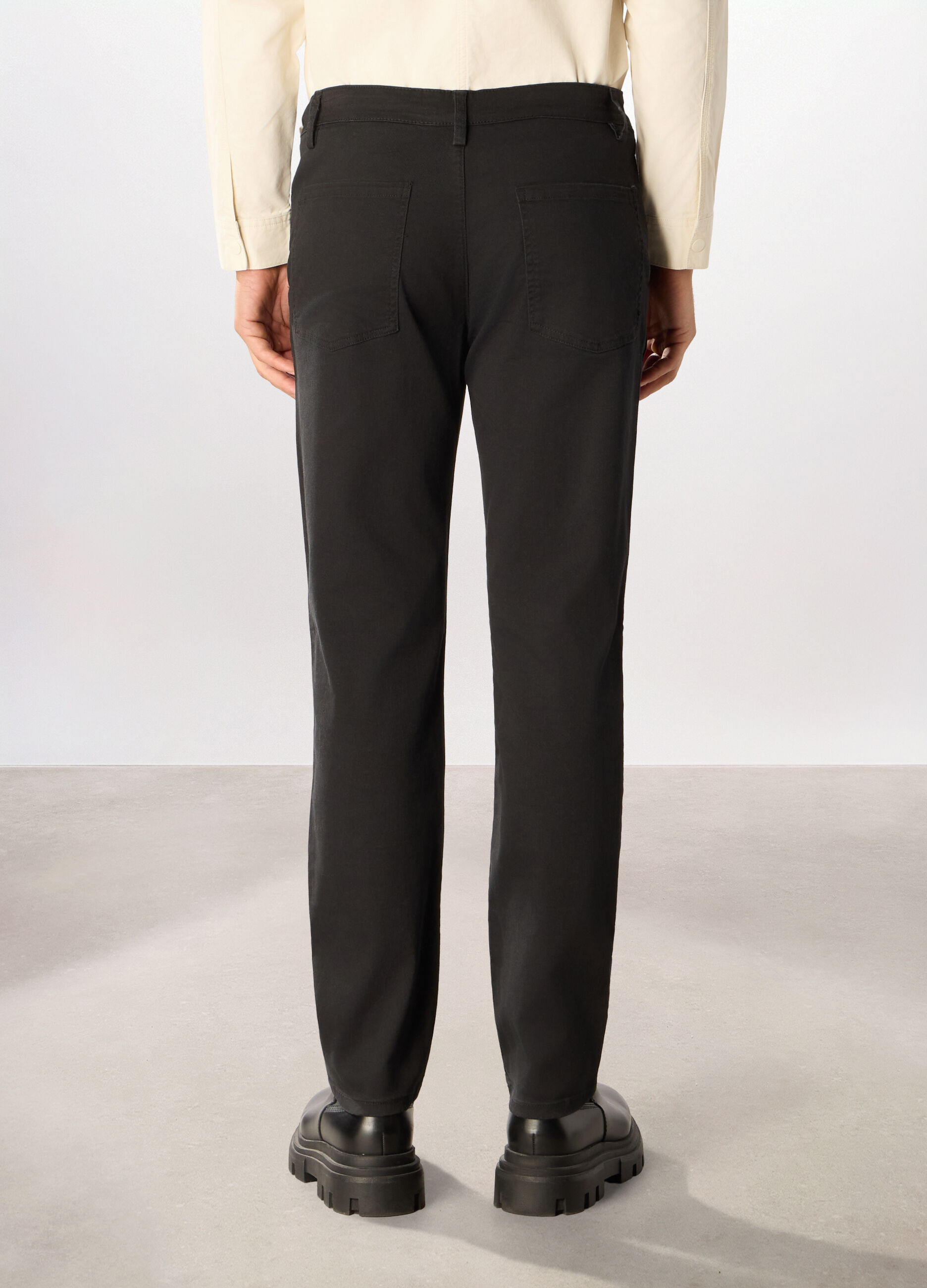 Pantaloni chino in twill di cotone stretch uomo_1