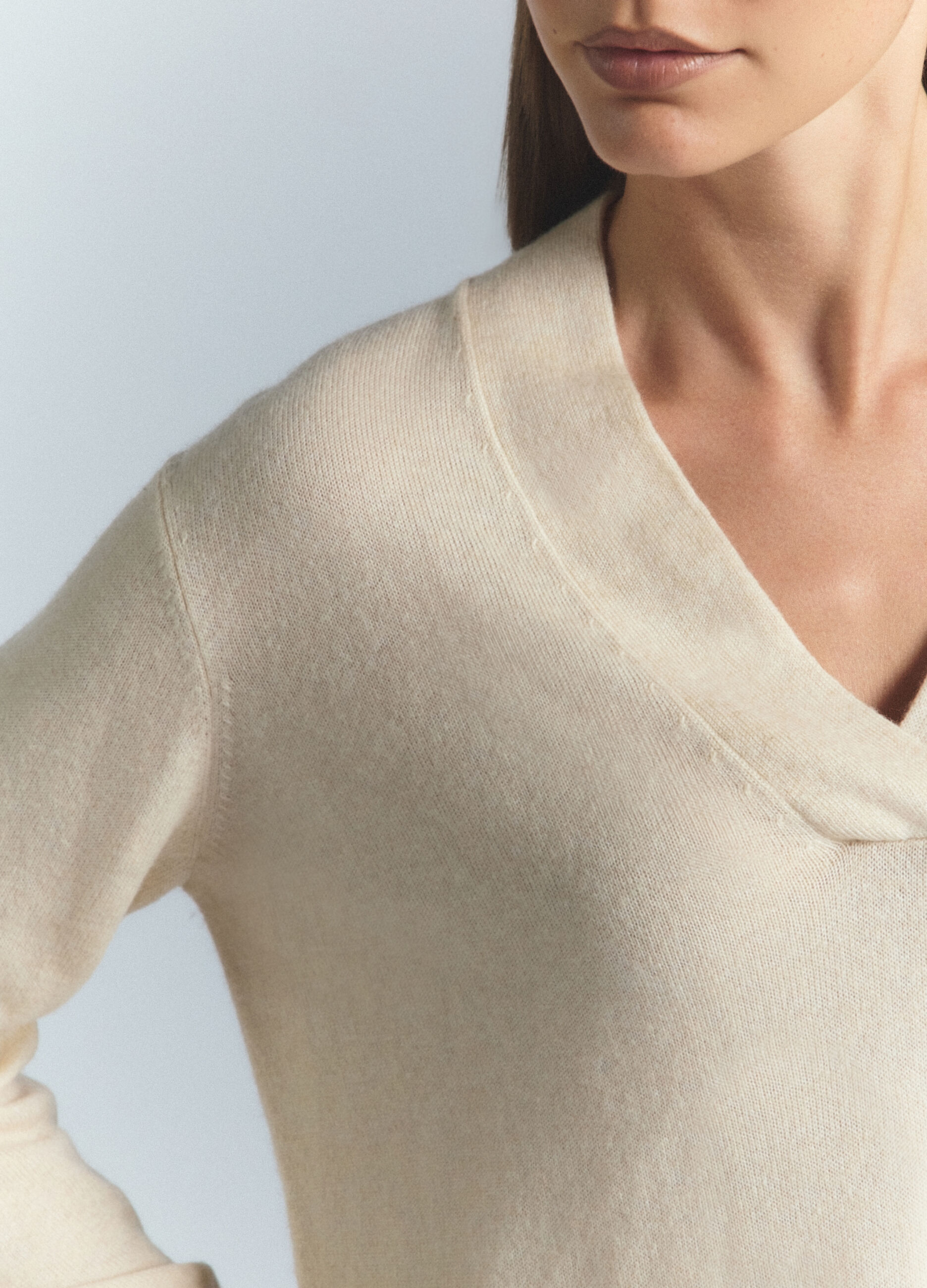 Pullover con scollo a V rasato misto cashmere donna_5
