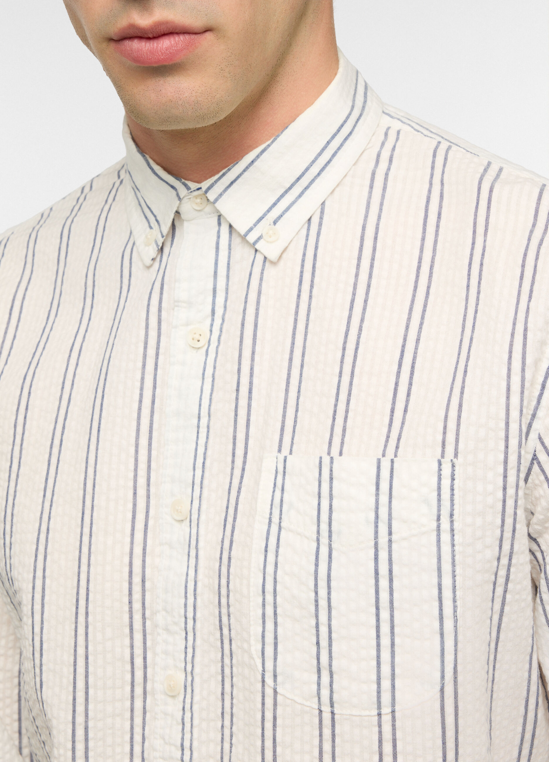 Camicia regular fit in seersucker a righe uomo_2