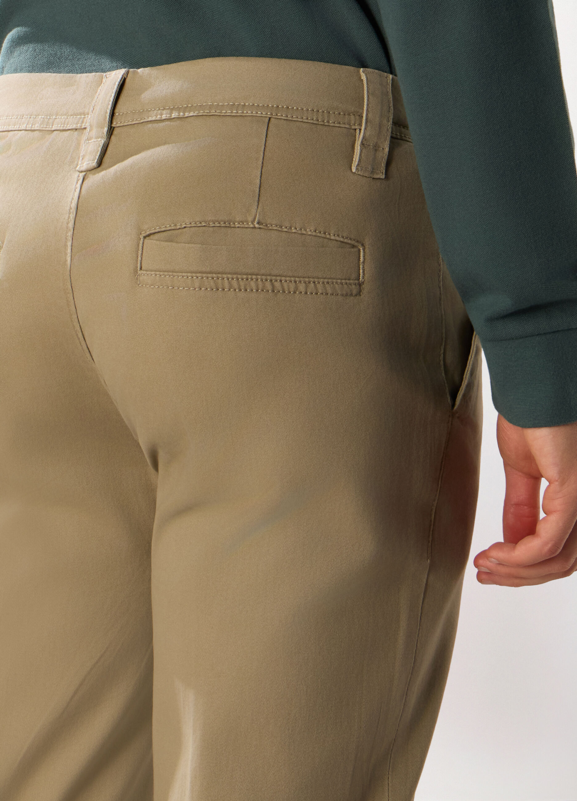 Pantaloni chino regular fit in cotone stretch uomo_2
