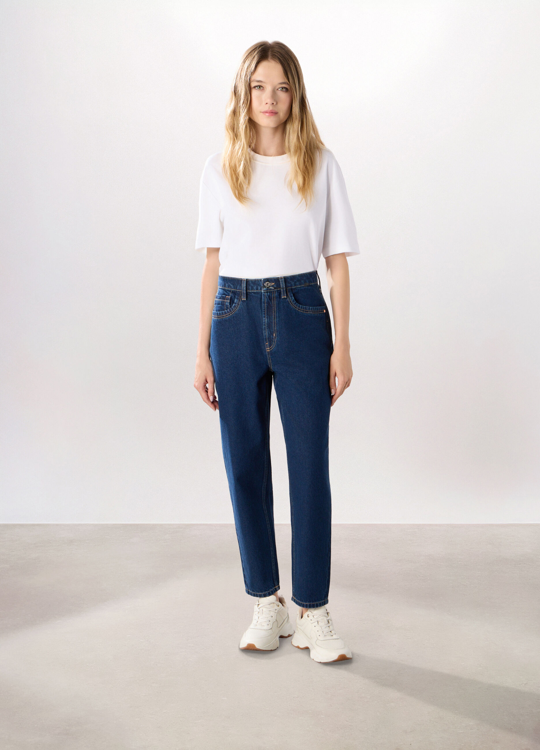 Pantaloni mom fit in denim di puro cotone donna_0