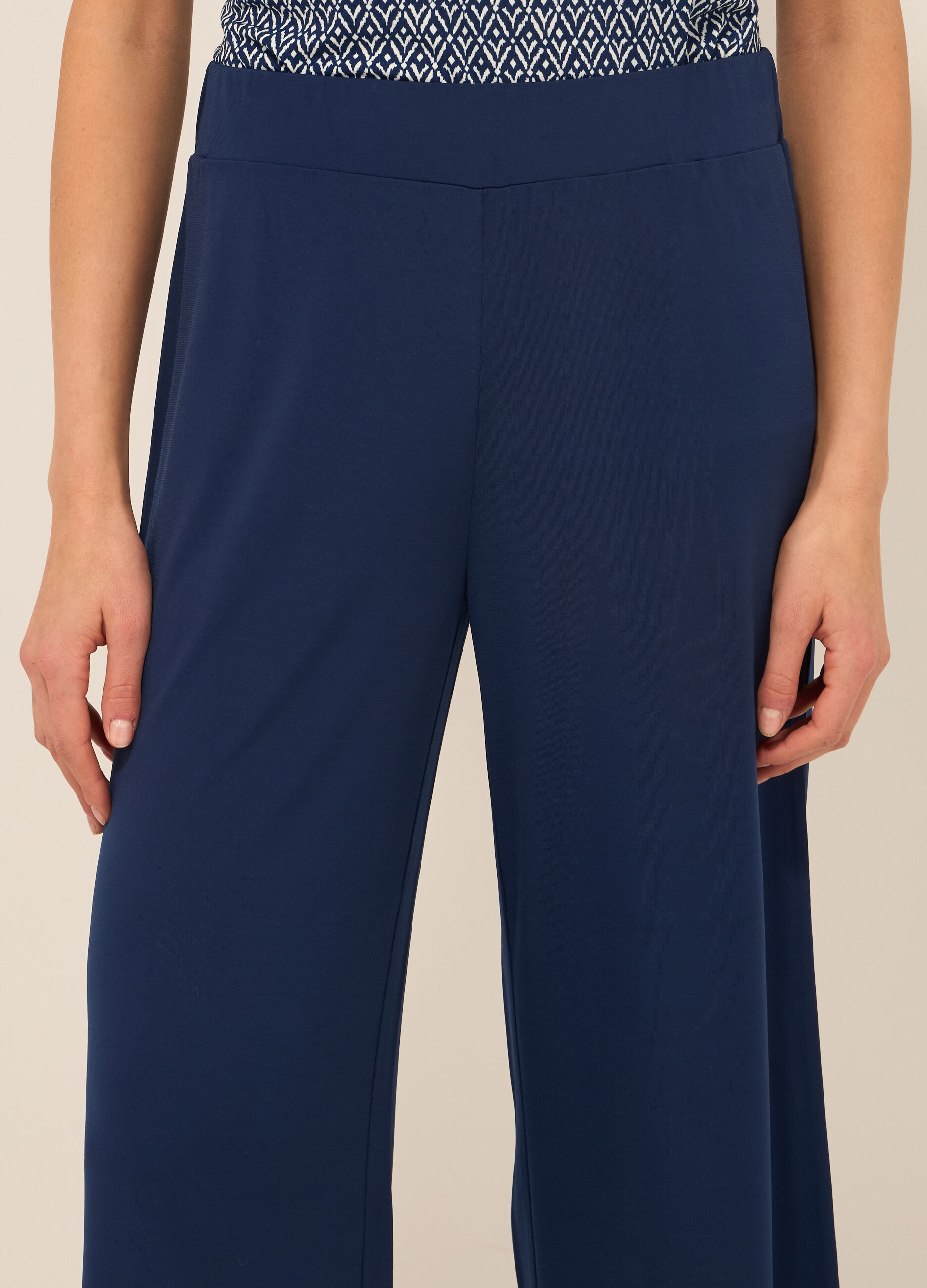 Pantaloni in tessuto stretch donna_2