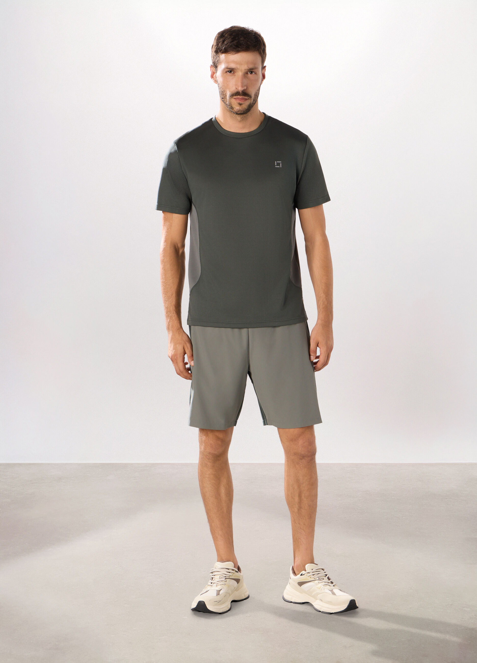 Short sportivi in tessuto stretch uomo_0