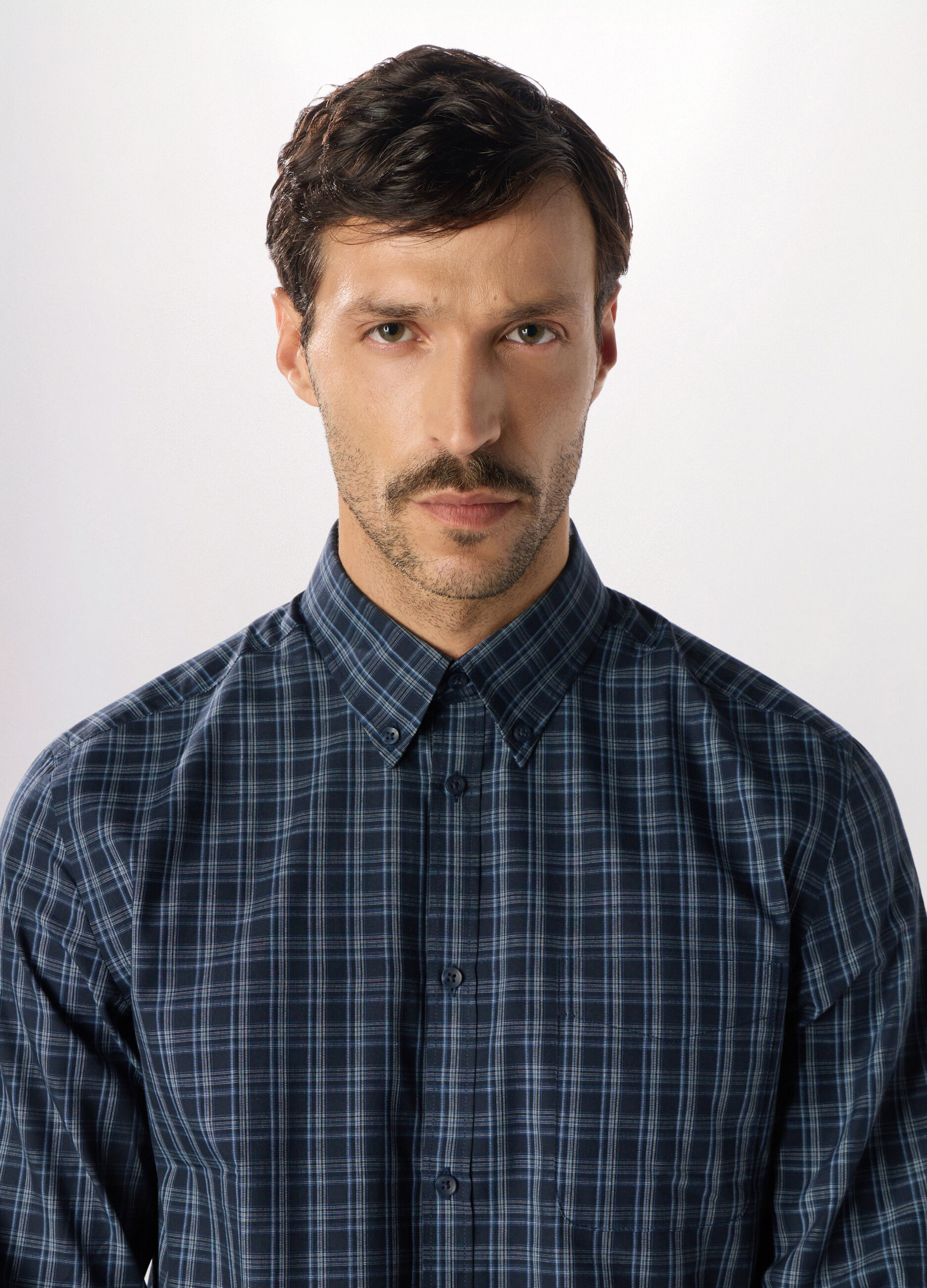 Camicia slim fit con colletto button down in misto cotone uomo_2
