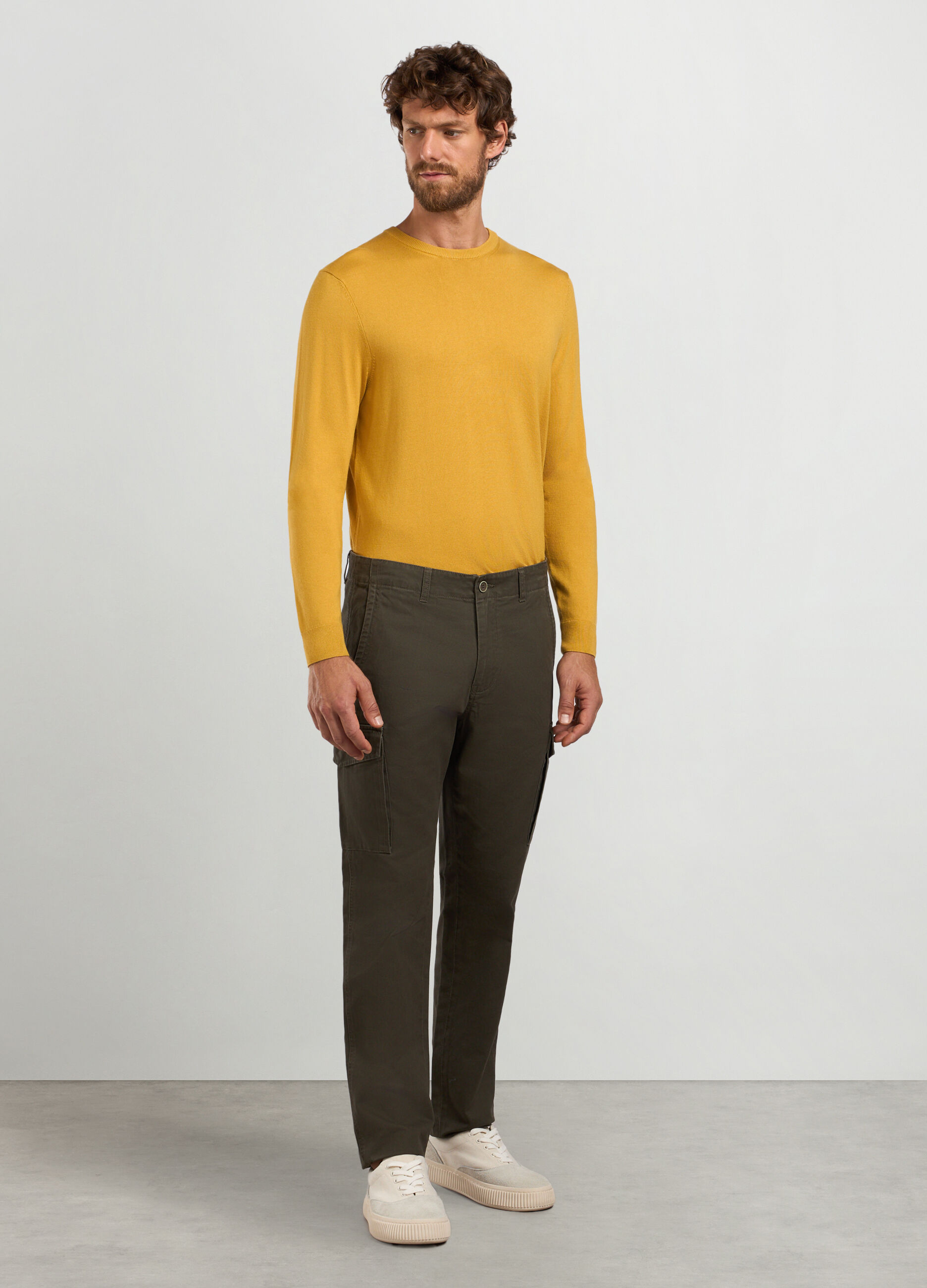 Pantaloni cargo regular fit in twill di cotone uomo_0