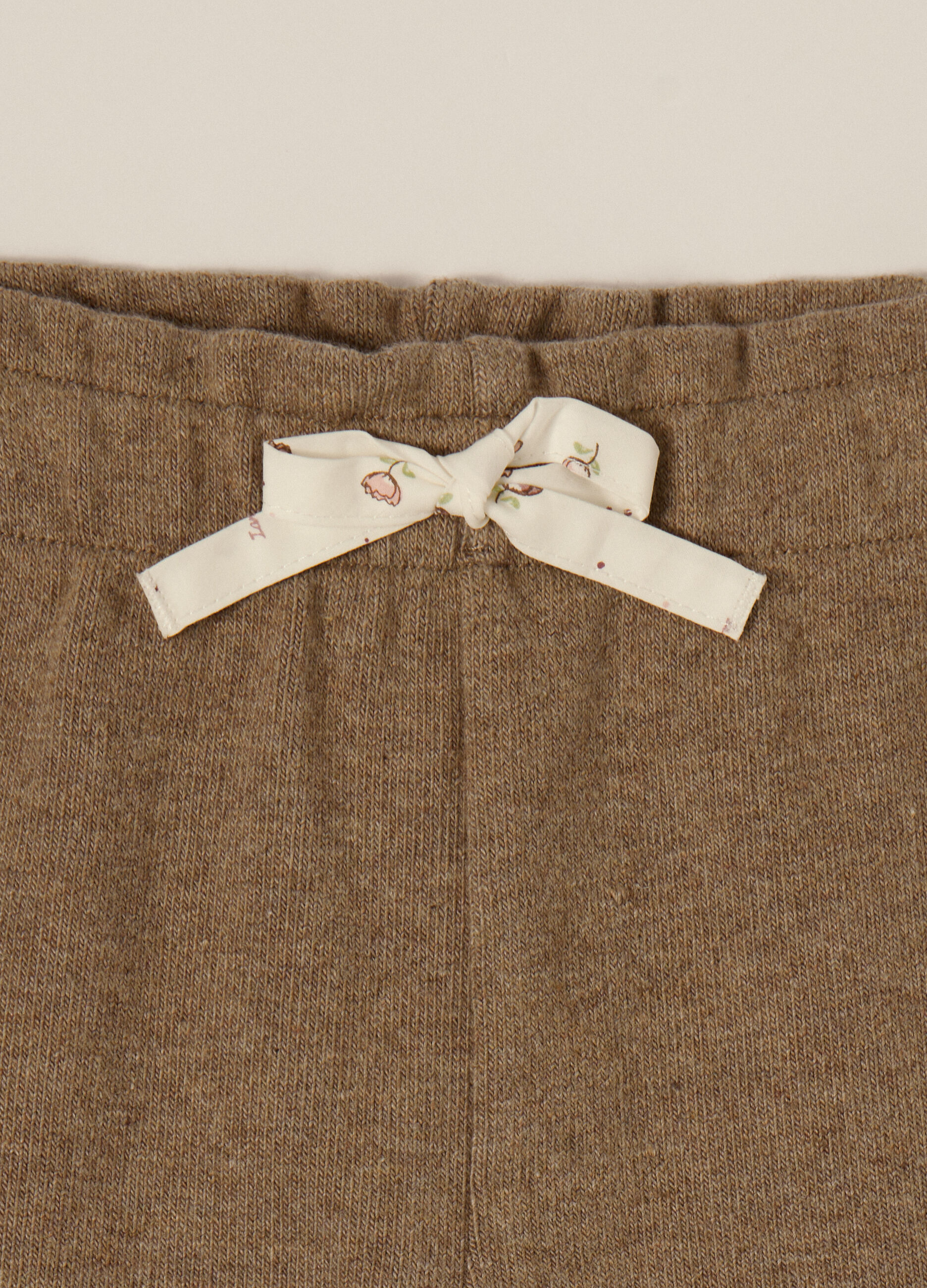 Set marrone per neonato con applicazioni a cuore_3