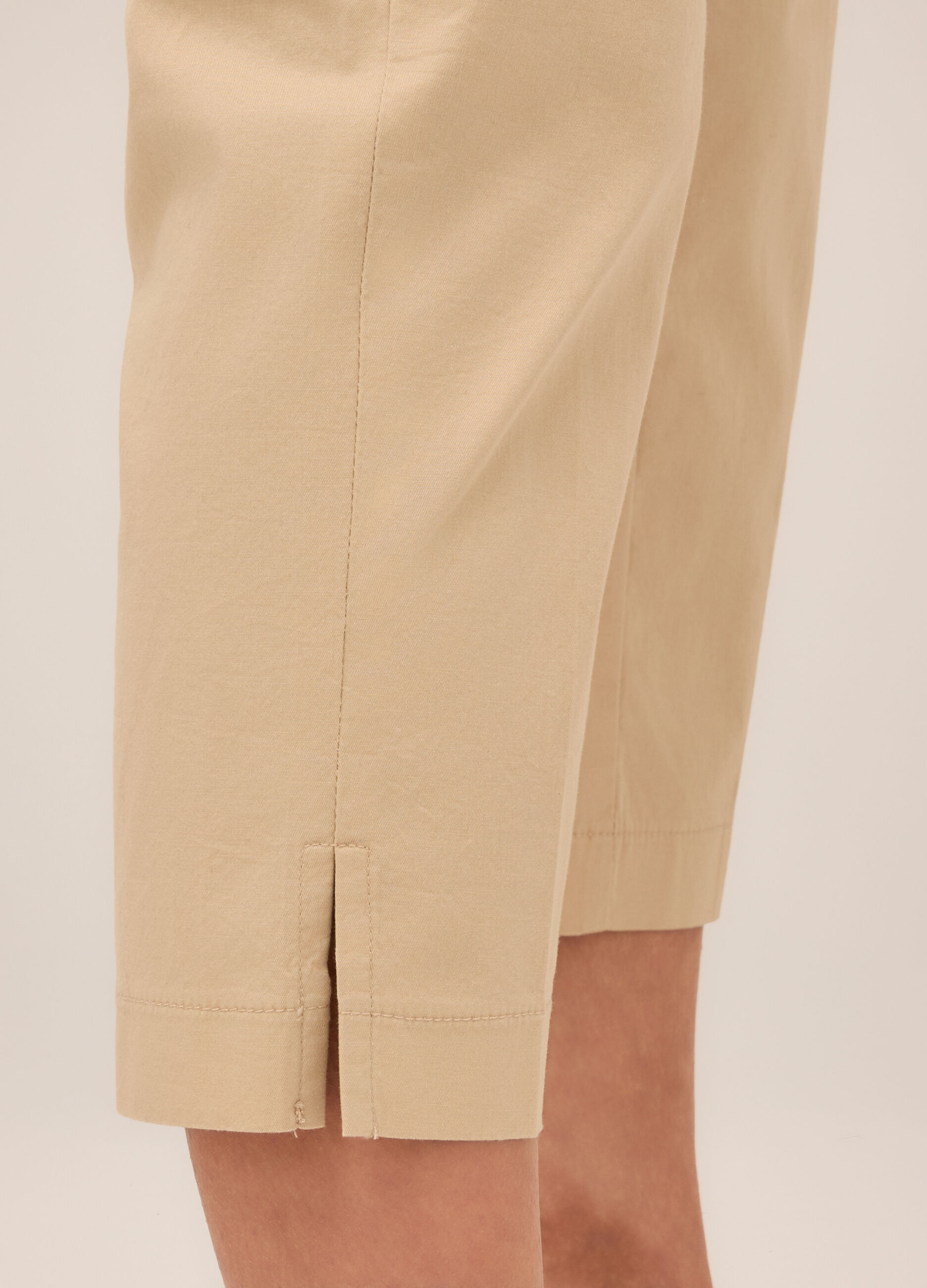 Pantaloni capri in twill di cotone stretch donna
