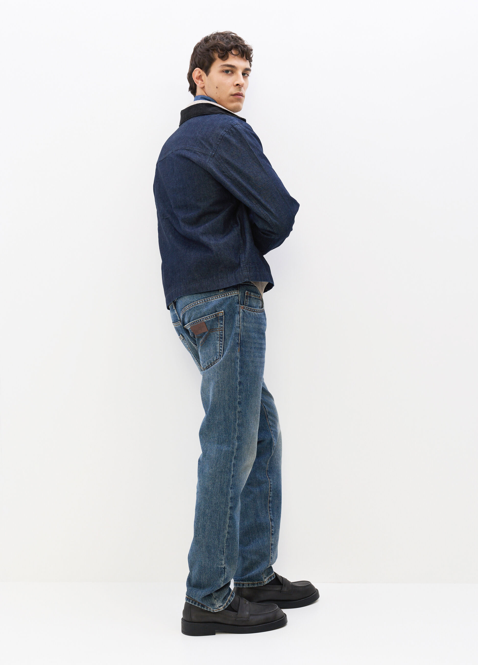 Jeans regular fit in denim lavato uomo_3
