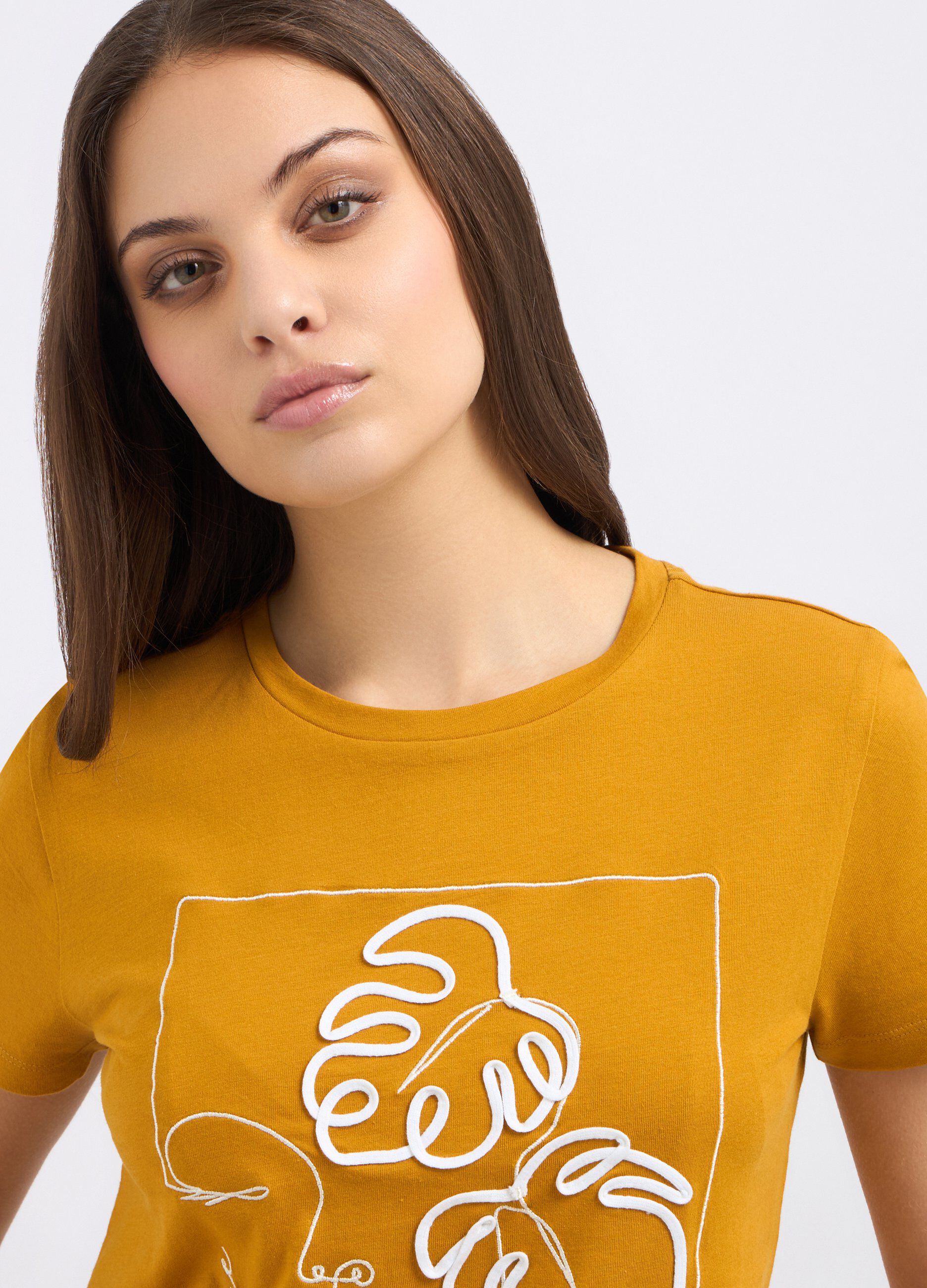 T-shirt in puro cotone con ricami ed applicazioni donna