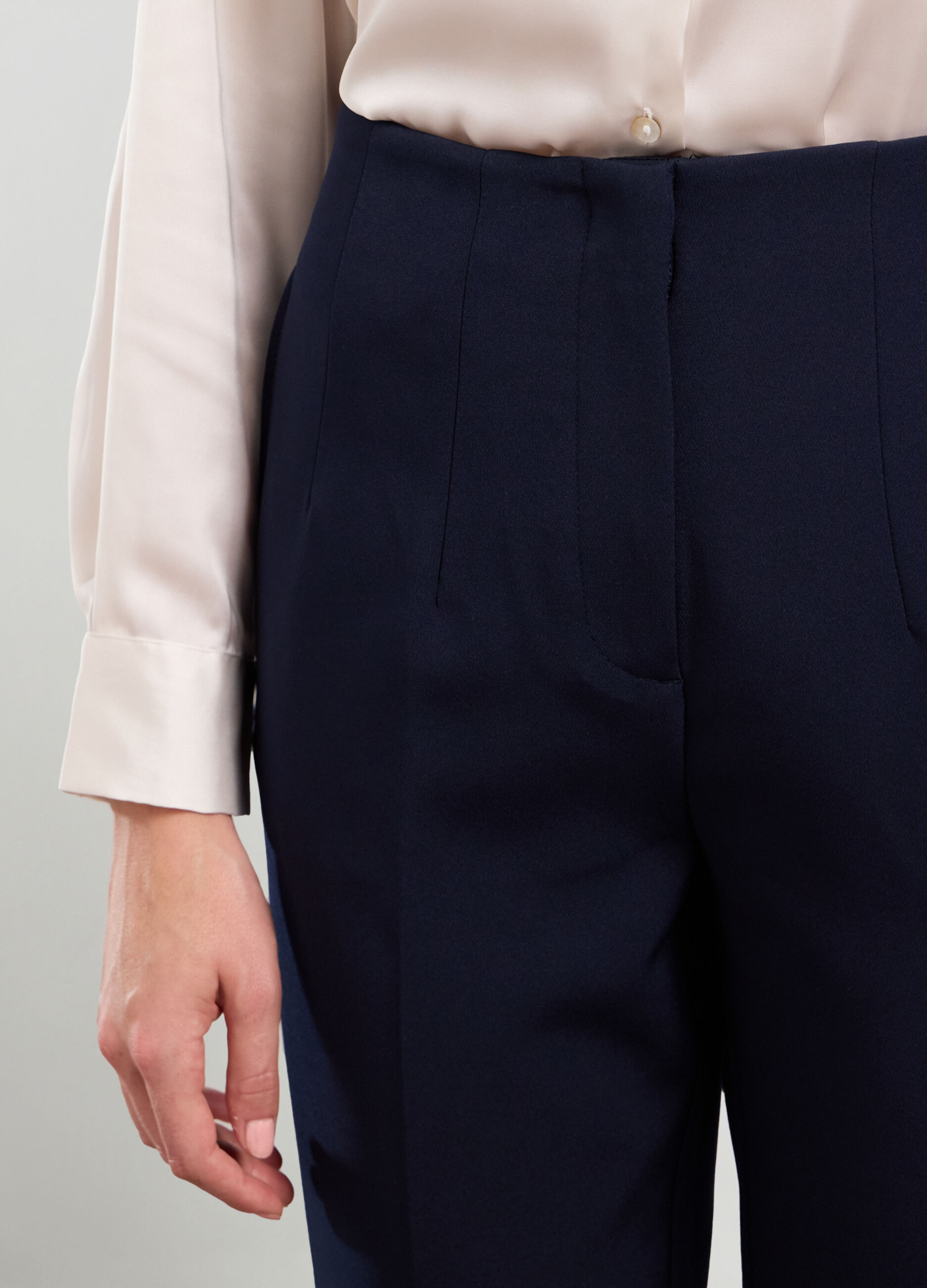 Pantaloni in tessuto stretch donna_2