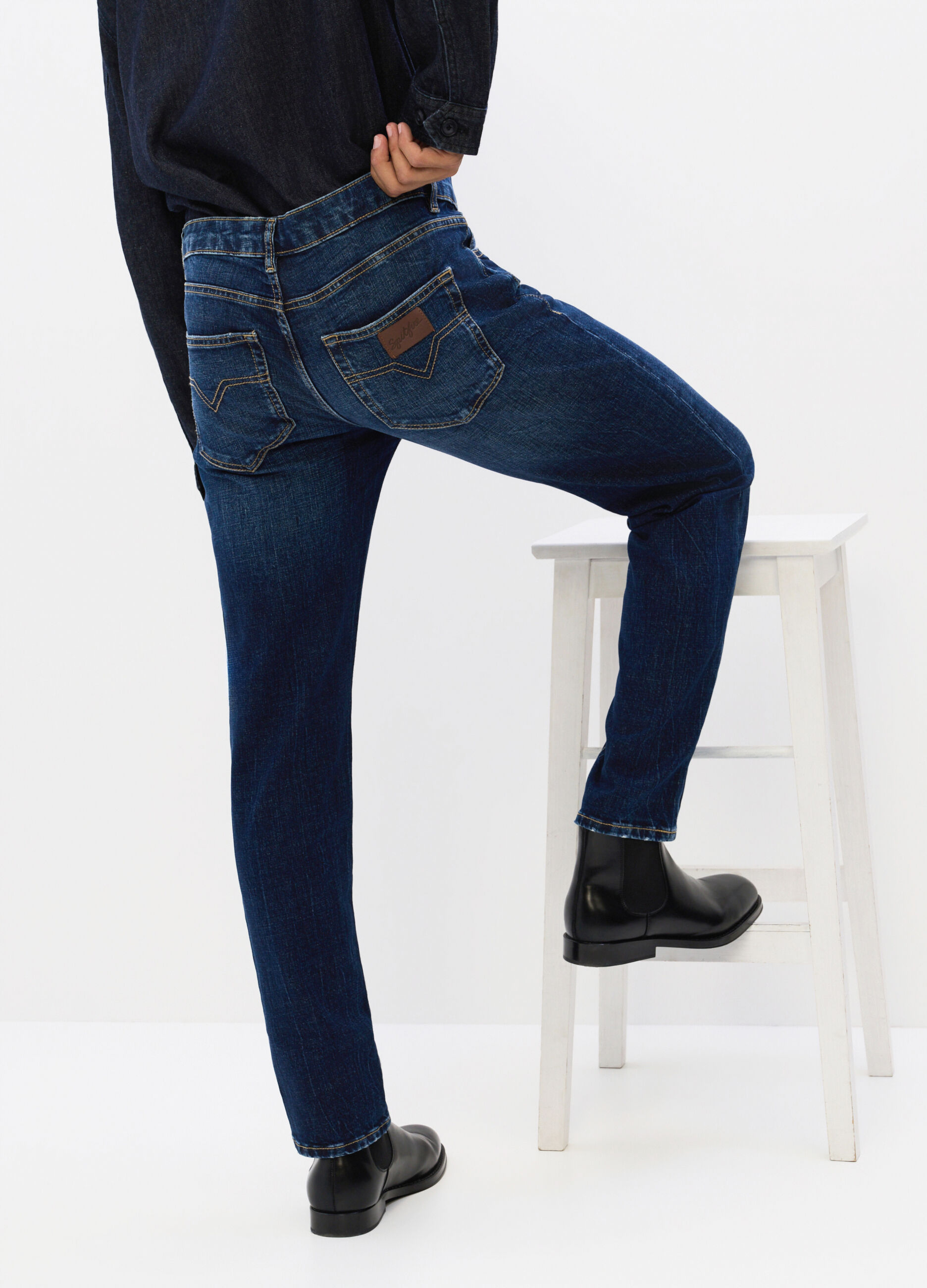 Jeans slim fit in denim lavato uomo_1