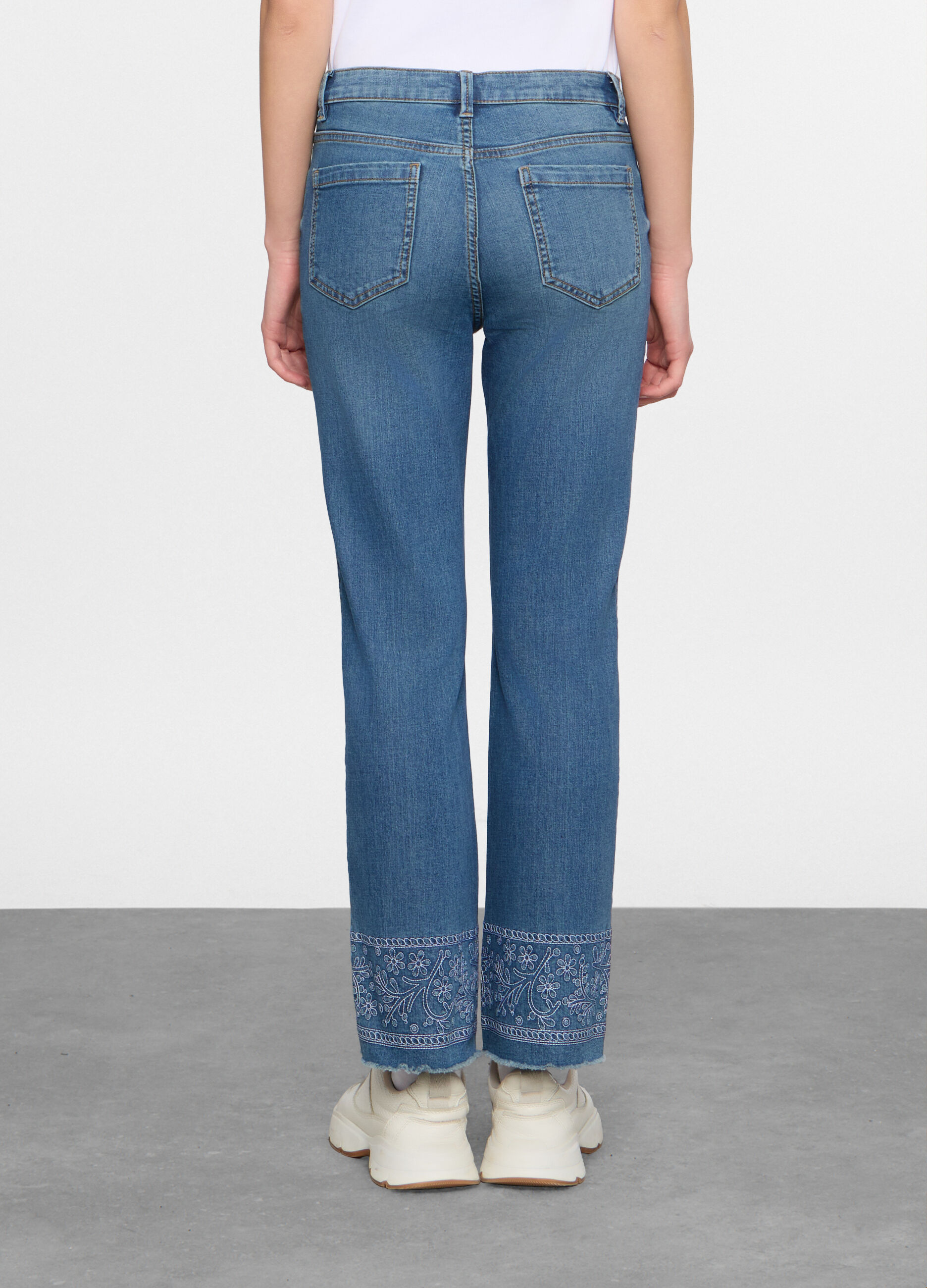 5 Tasche fit Mini Flare in denim stretch con ricamo al fondo donna_2