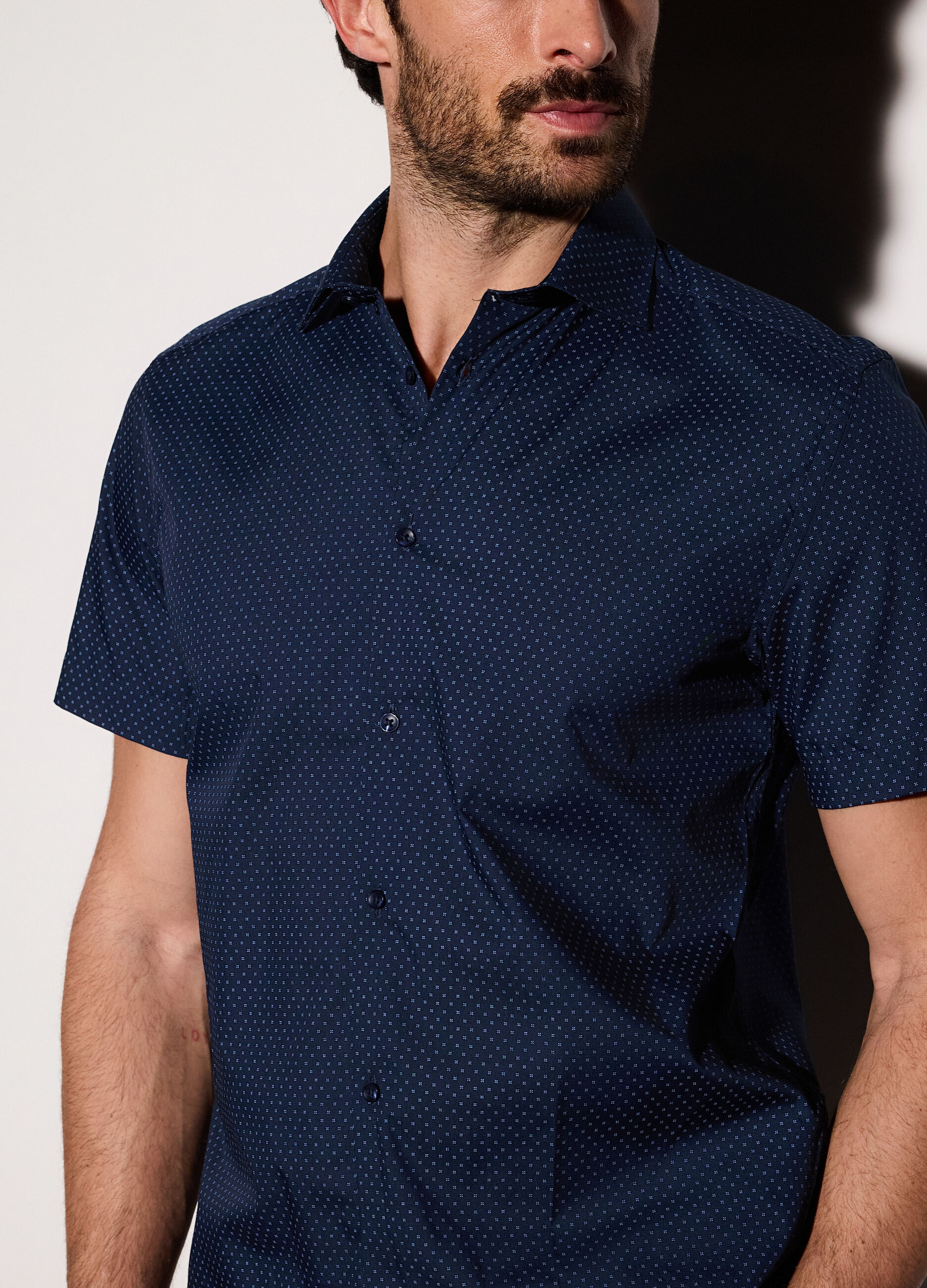 Camicia a maniche corte con micromotivo uomo_2