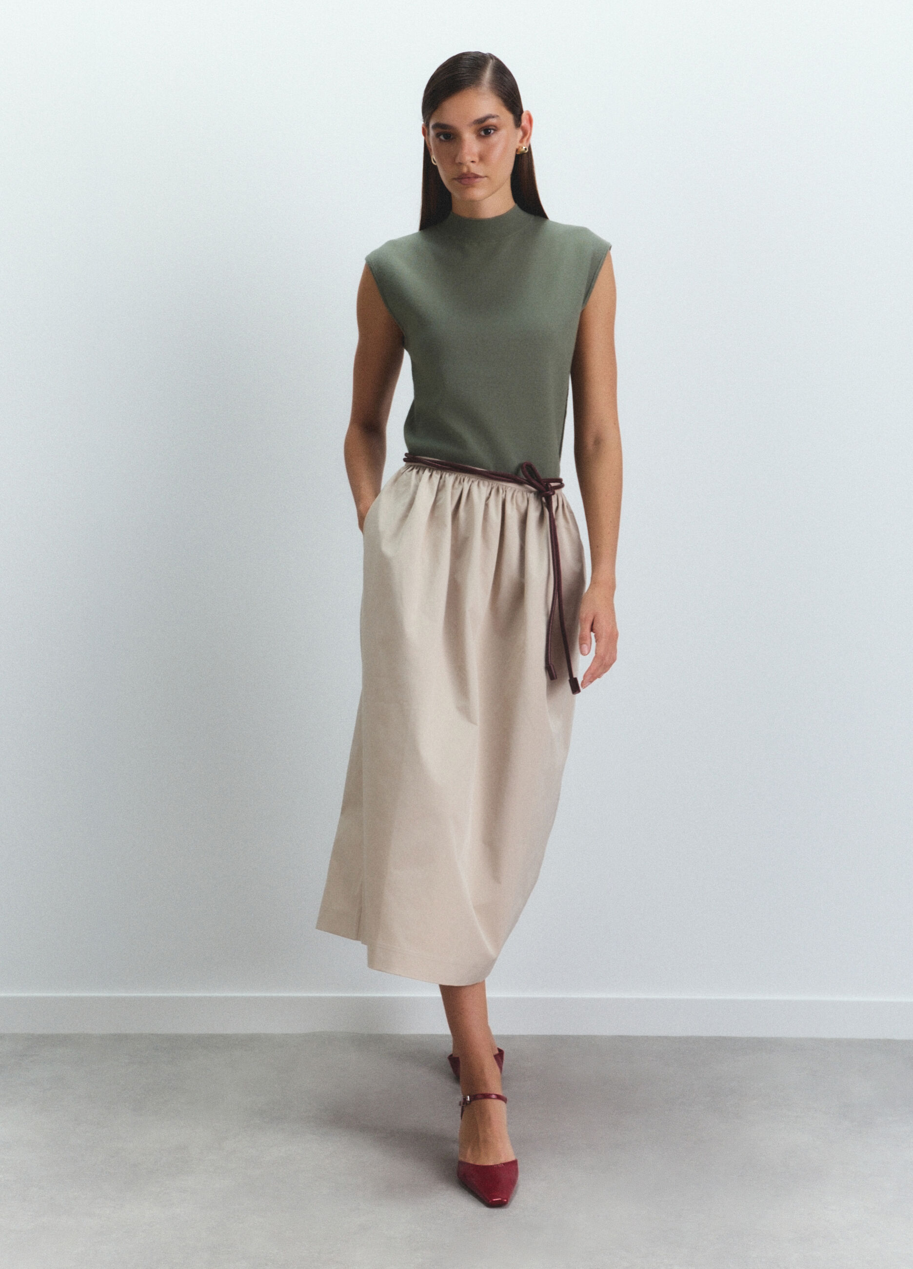 Lupetto smanicato in maglia rasata donna_0