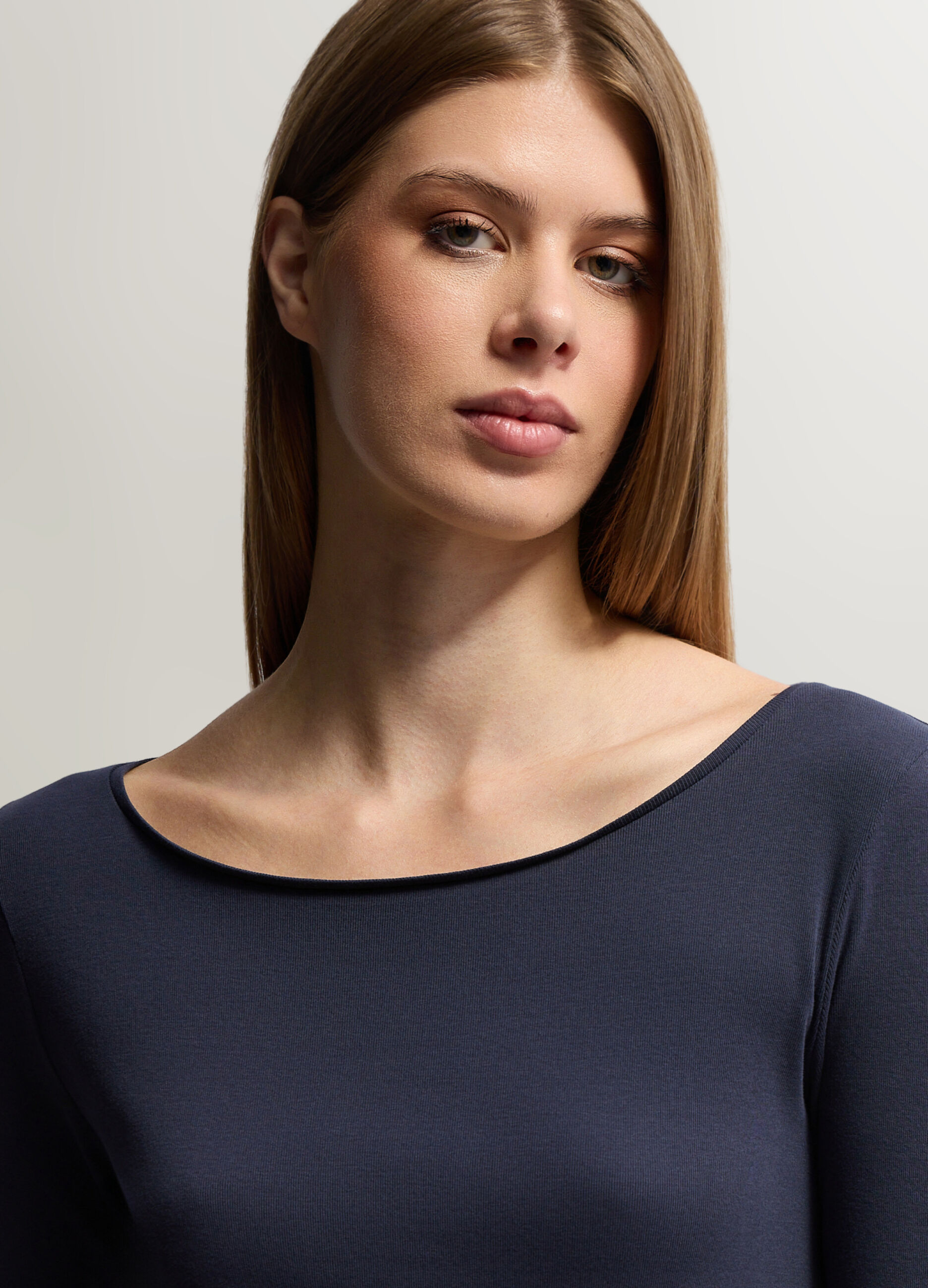 T-shirt con scollo a barchetta donna_2
