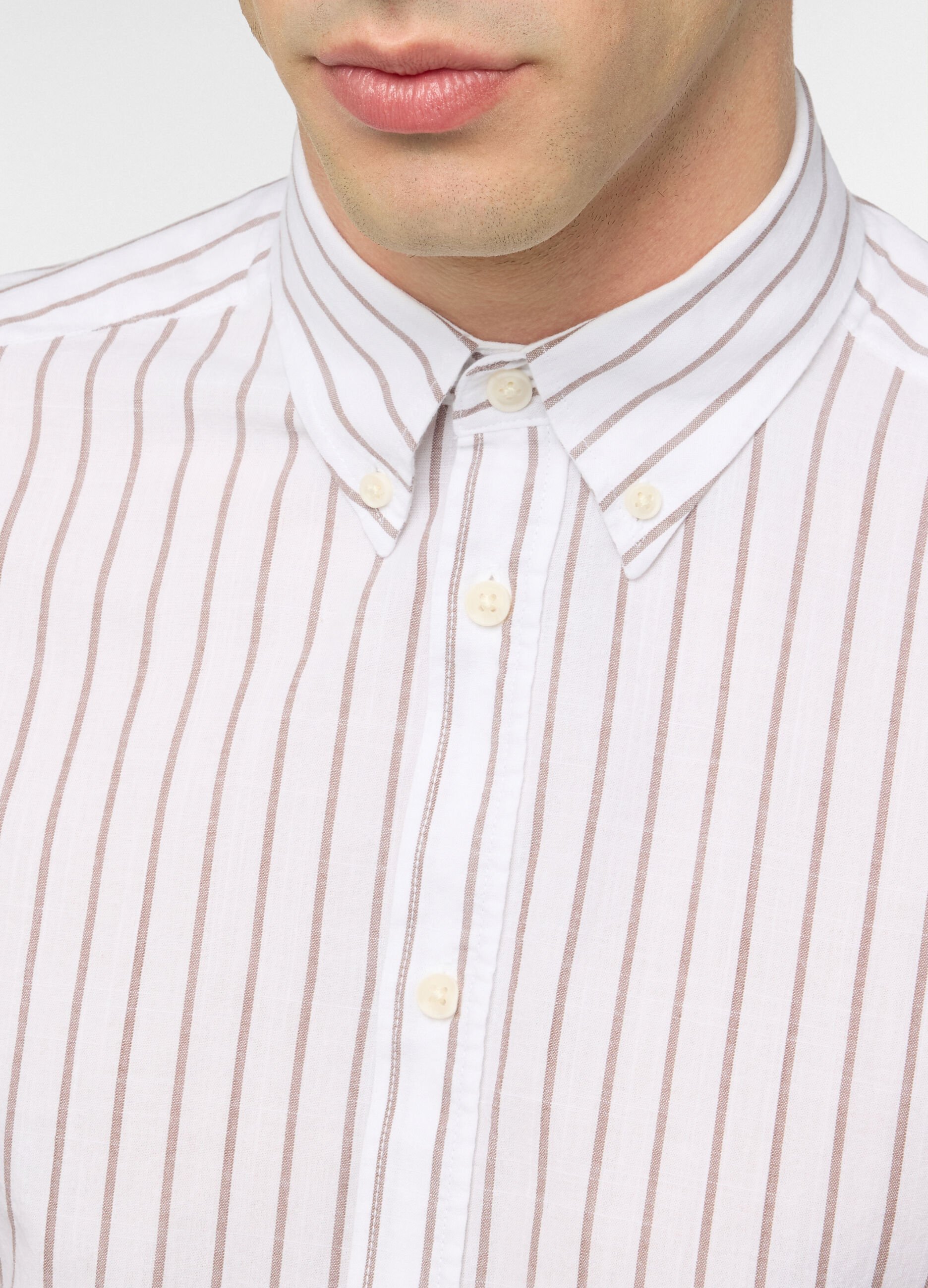 Camicia regular fit con colletto button down a righe uomo_2