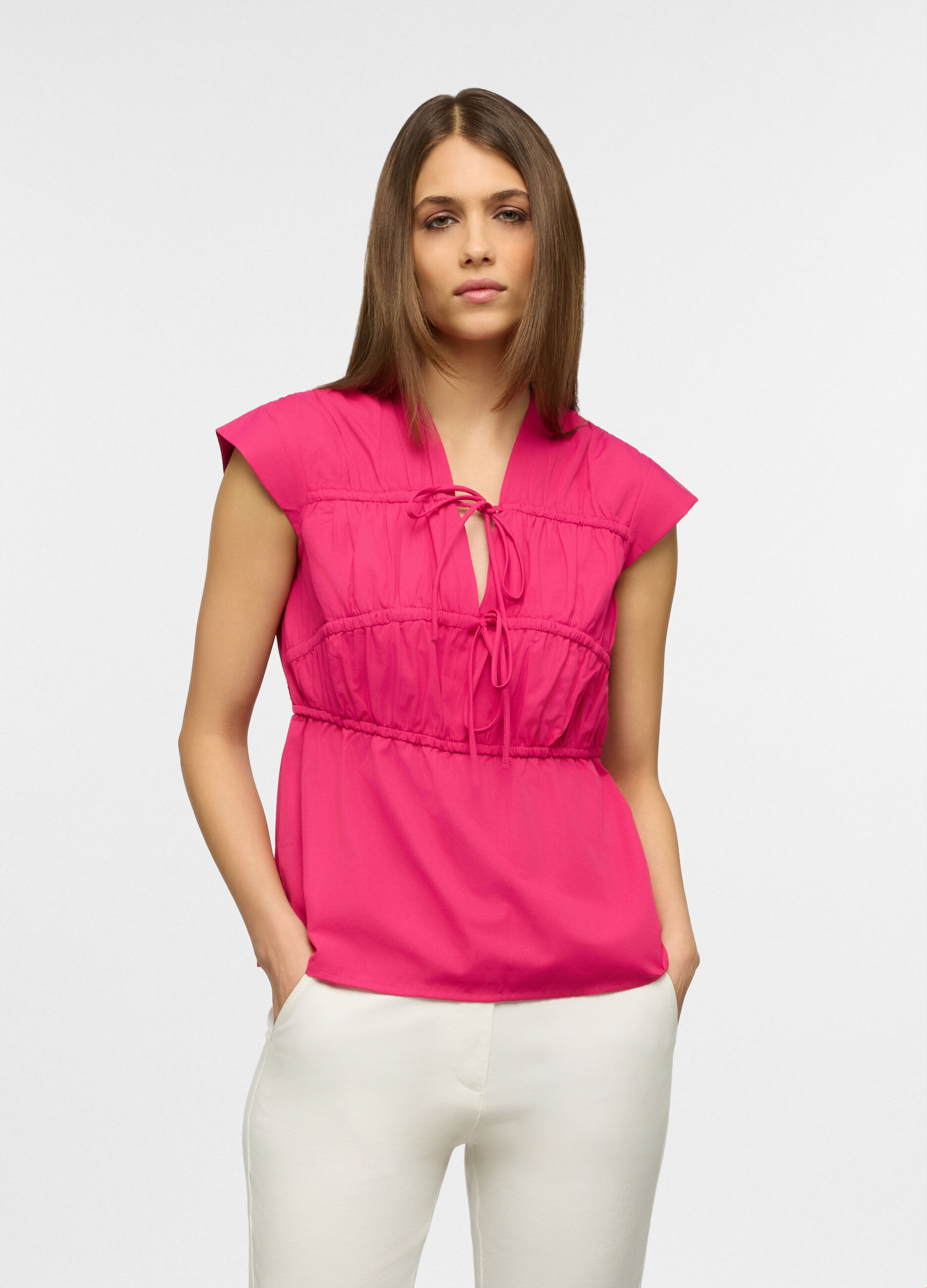 Blusa smanicata fit regular con scollo a V in misto cotone donna_0