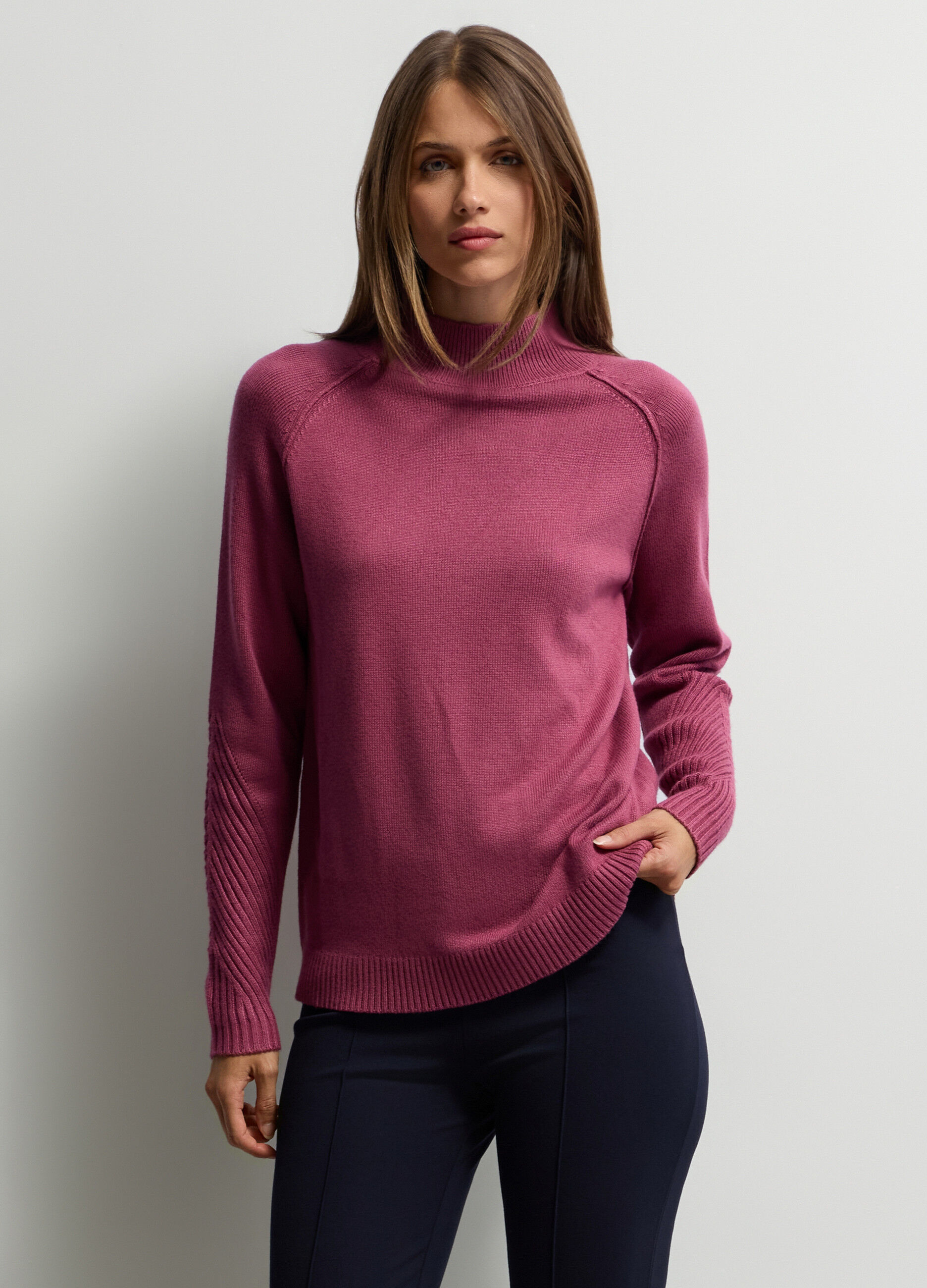 Pullover Fit Over a collo alto in maglia rasata donna_0