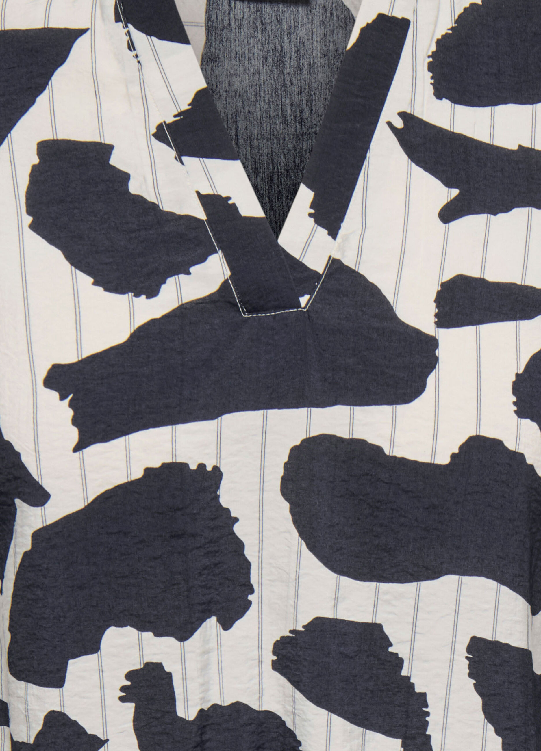 T-shirt con scollo a V_6