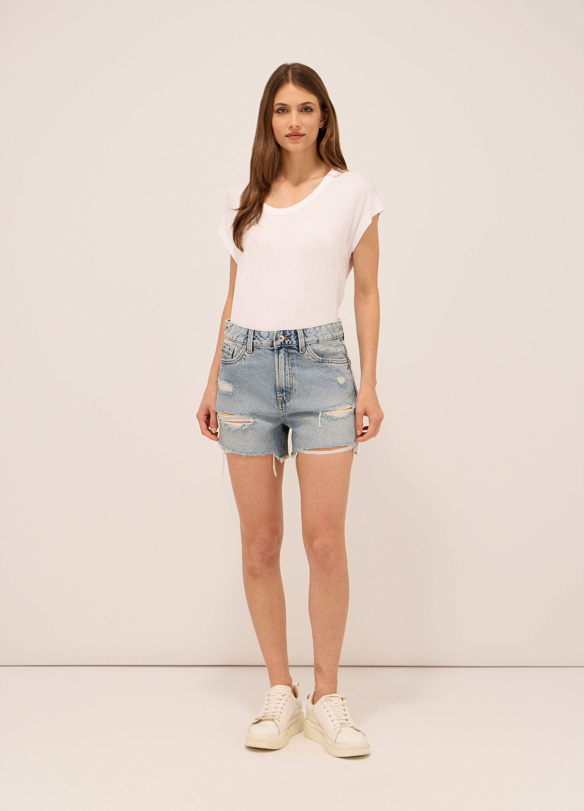 Shorts in denim ripped di puro cotone donna_0