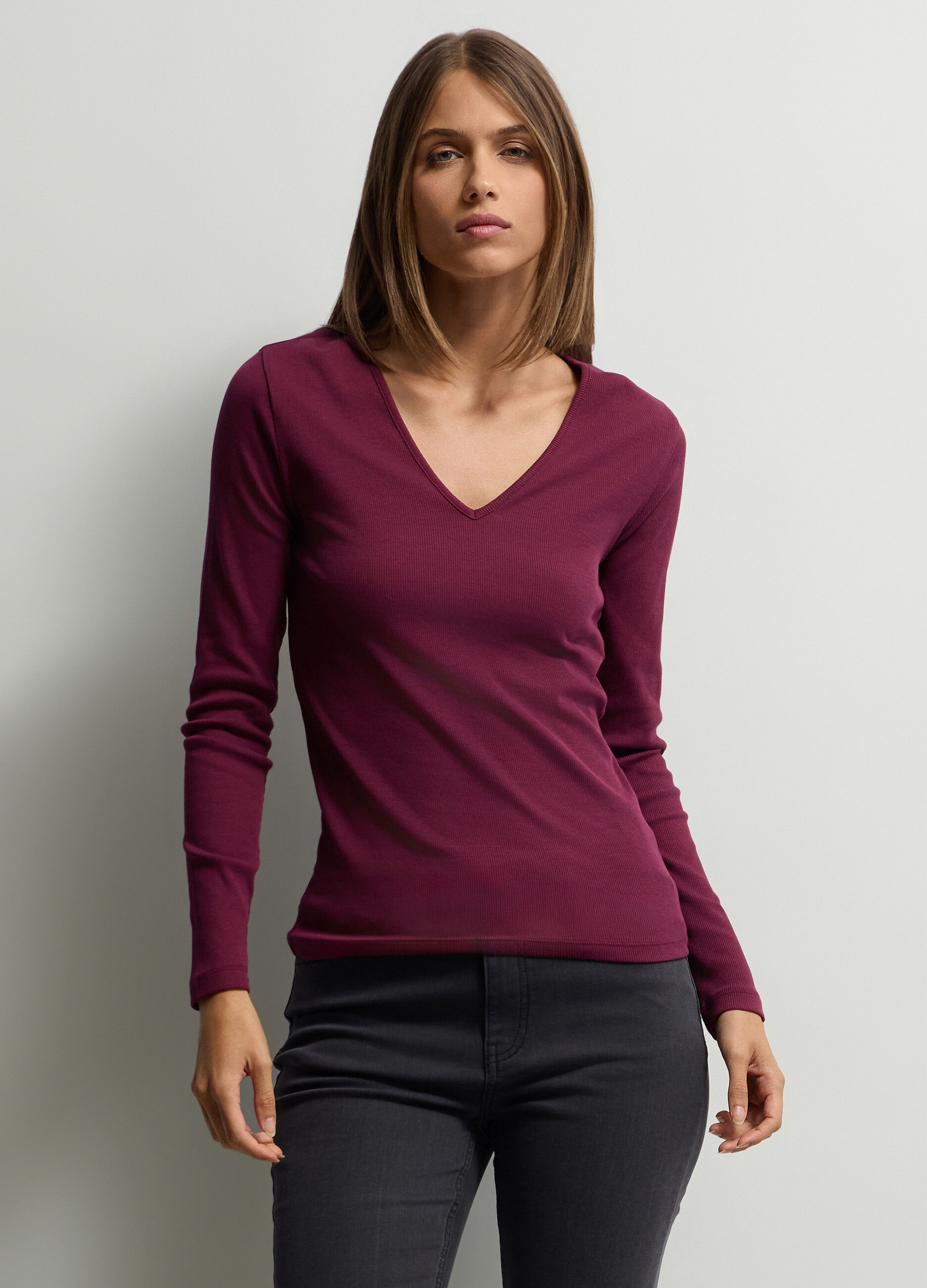 T-shirt Fit Slim con scollo a V stretch donna_0