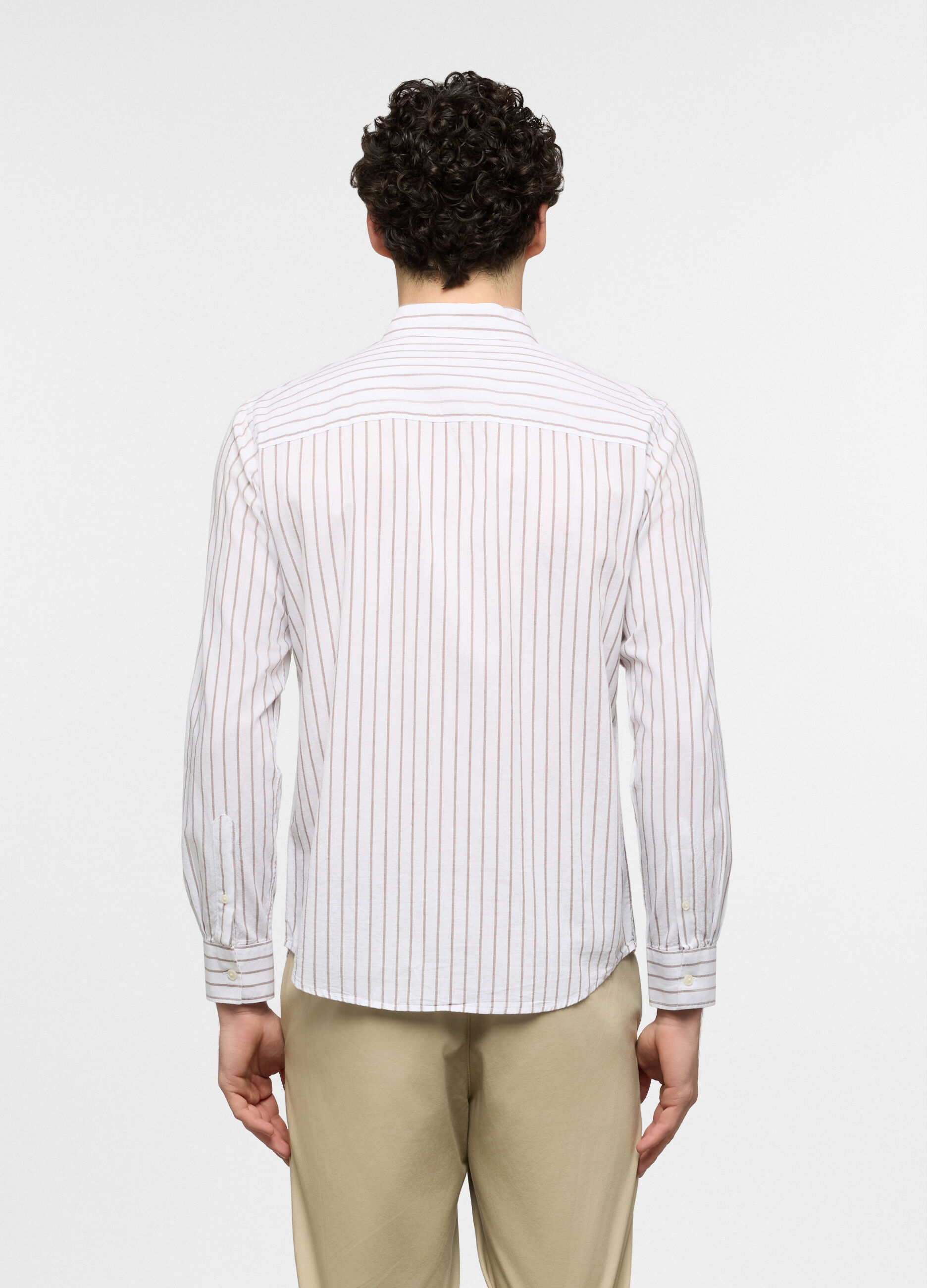 Camicia regular fit con colletto button down a righe uomo_1