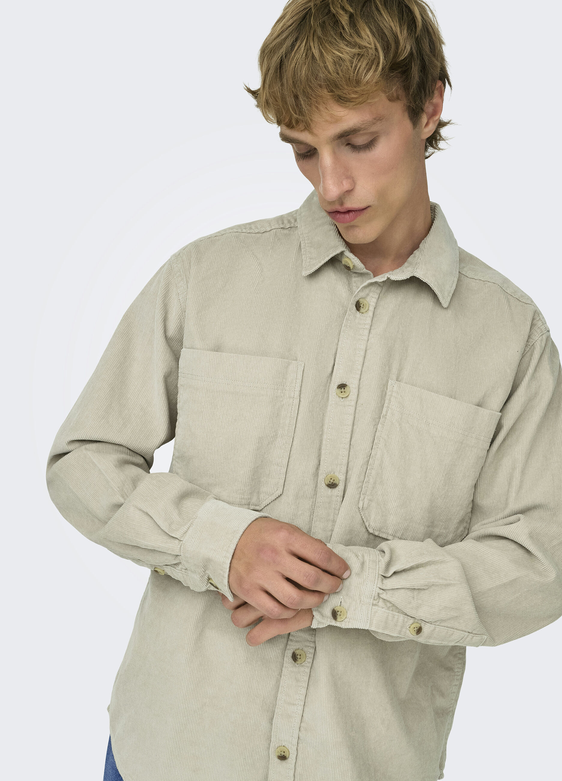 Camicia in velluto a coste con taschini uomo_5