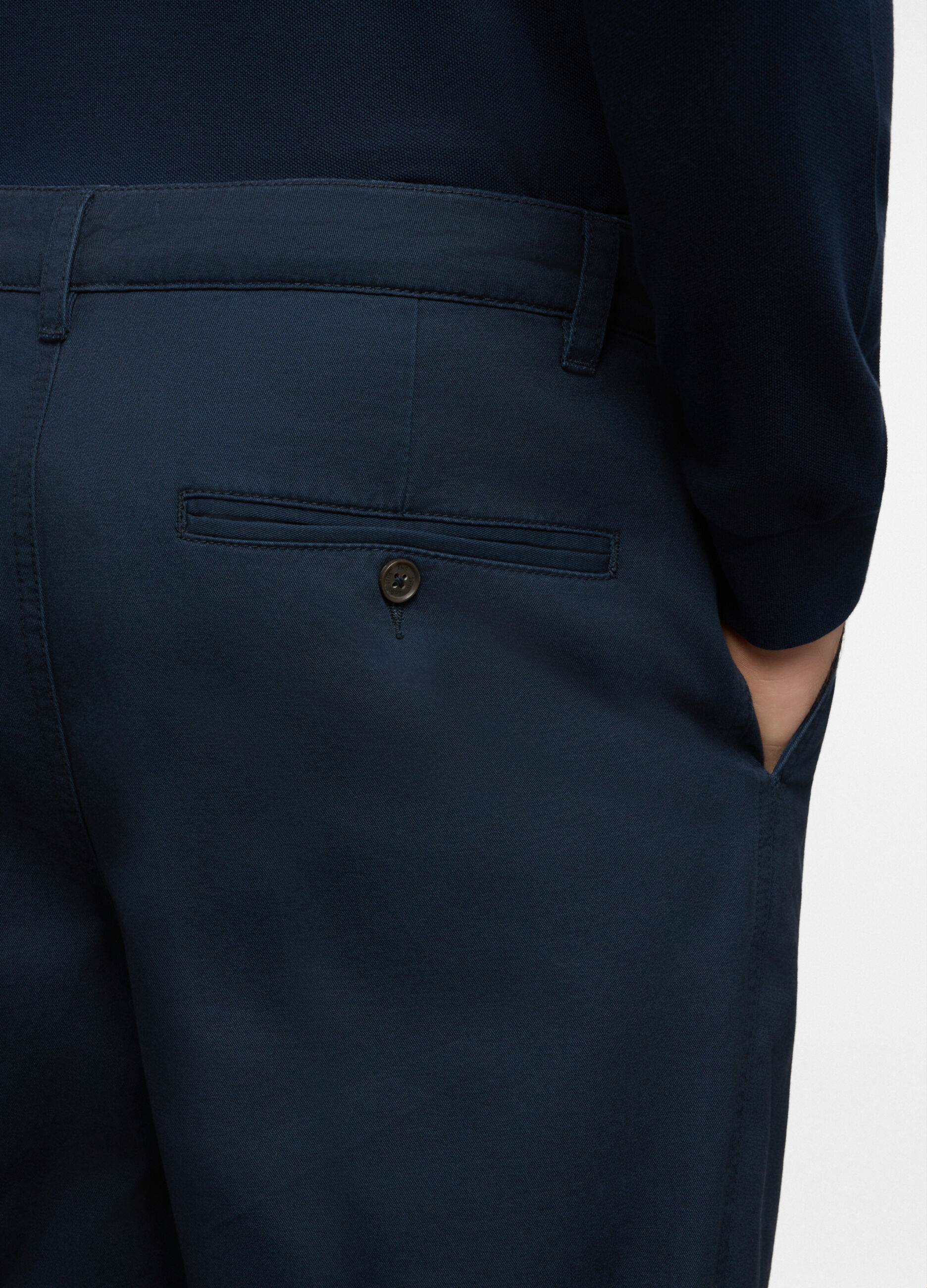 Pantalone chino relaxed fit in cotone uomo_2