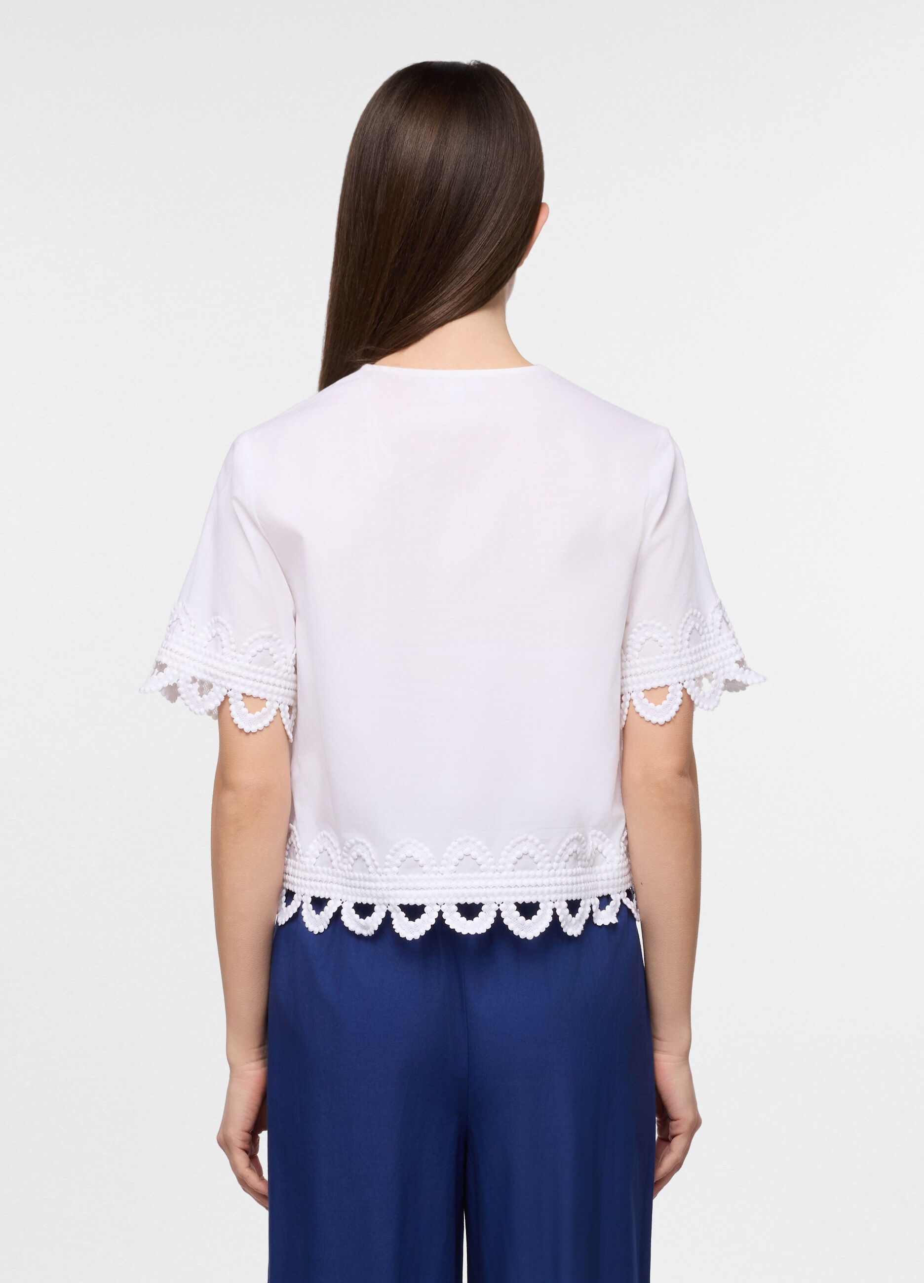 Camicia regular fit con scollo a V in popeline di puro cotone donna_1