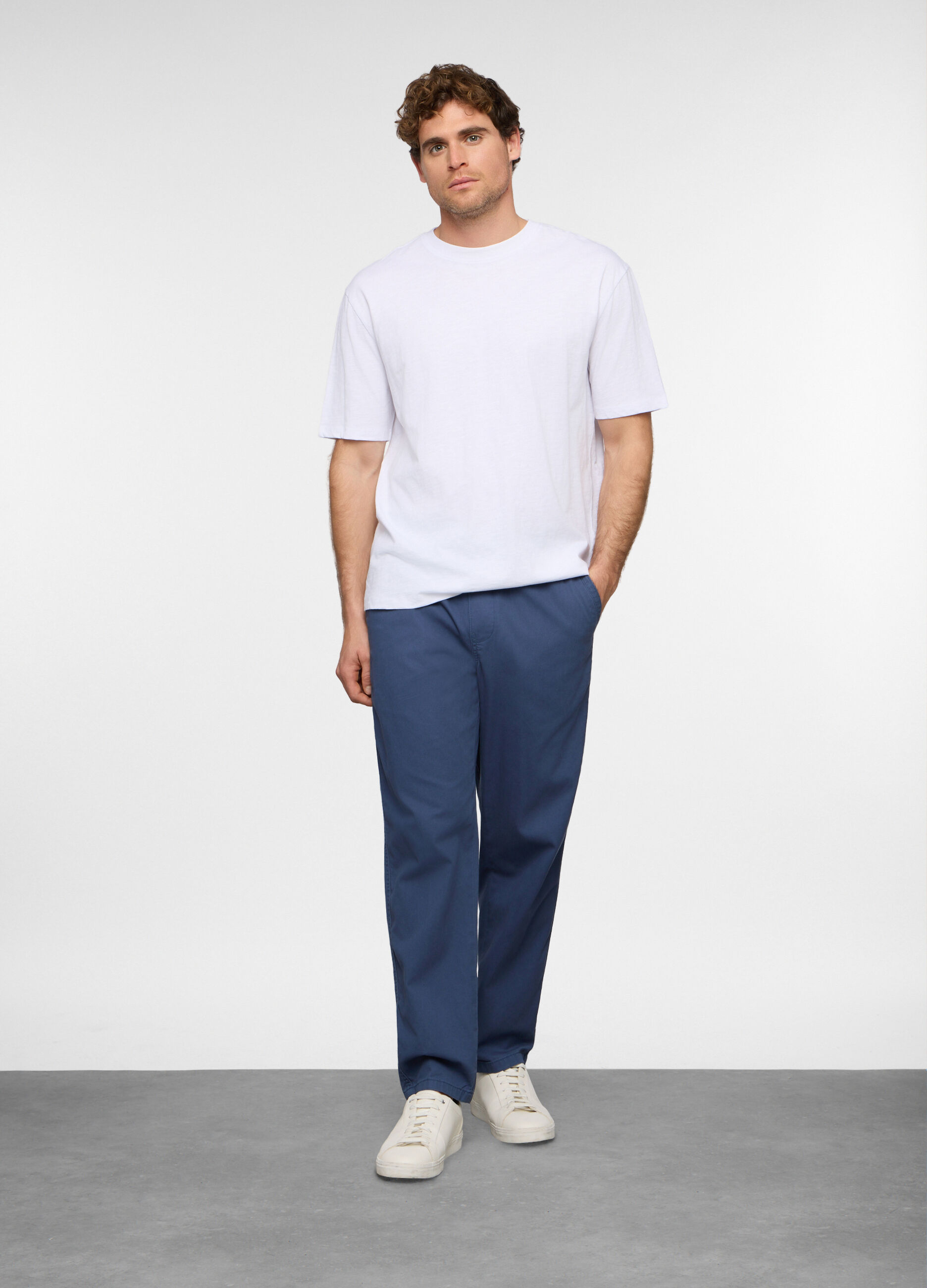 Pantaloni chino relaxed fit in cotone uomo_0