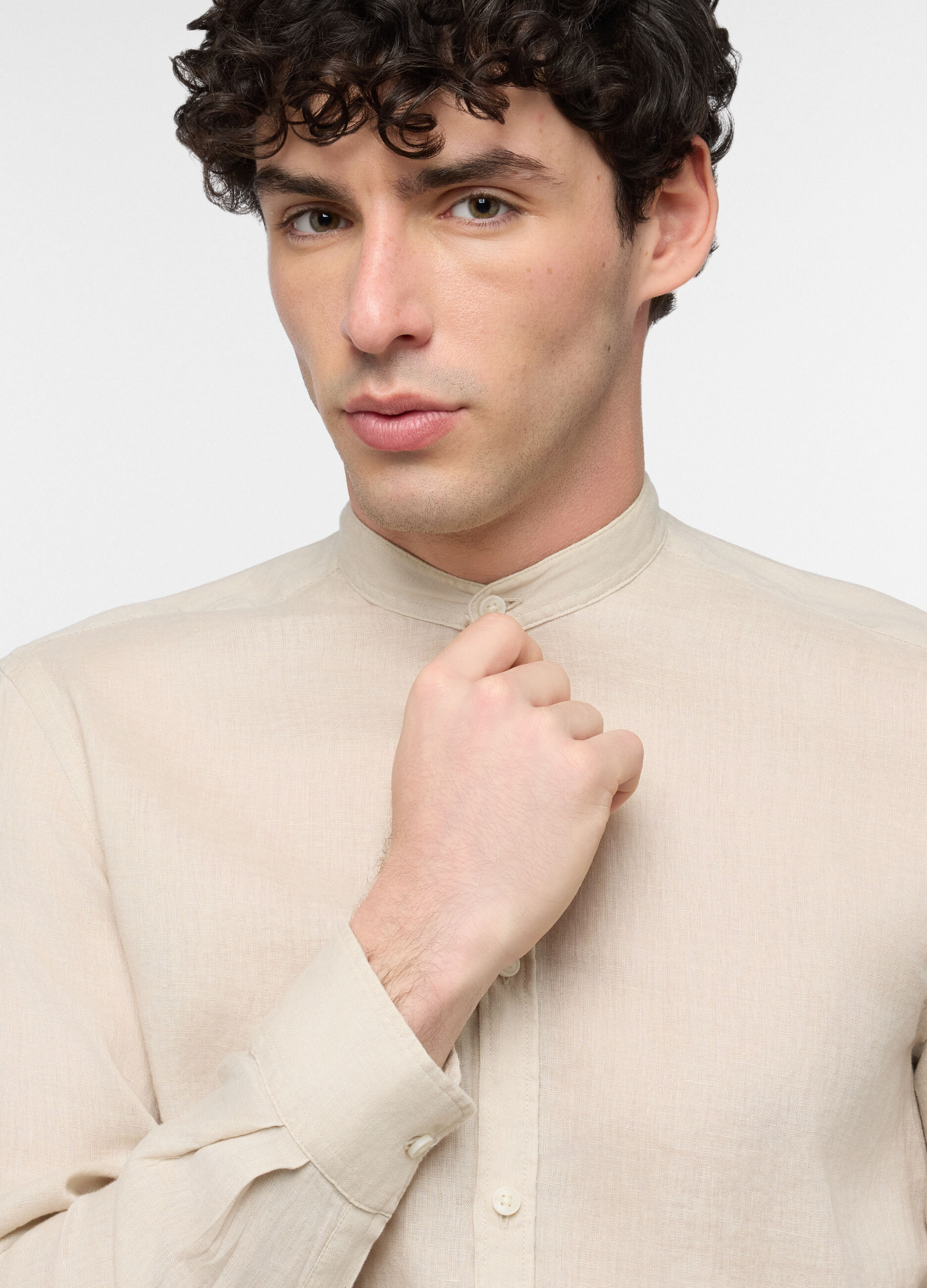 Camicia regular fit con collo coreano in lino uomo_2