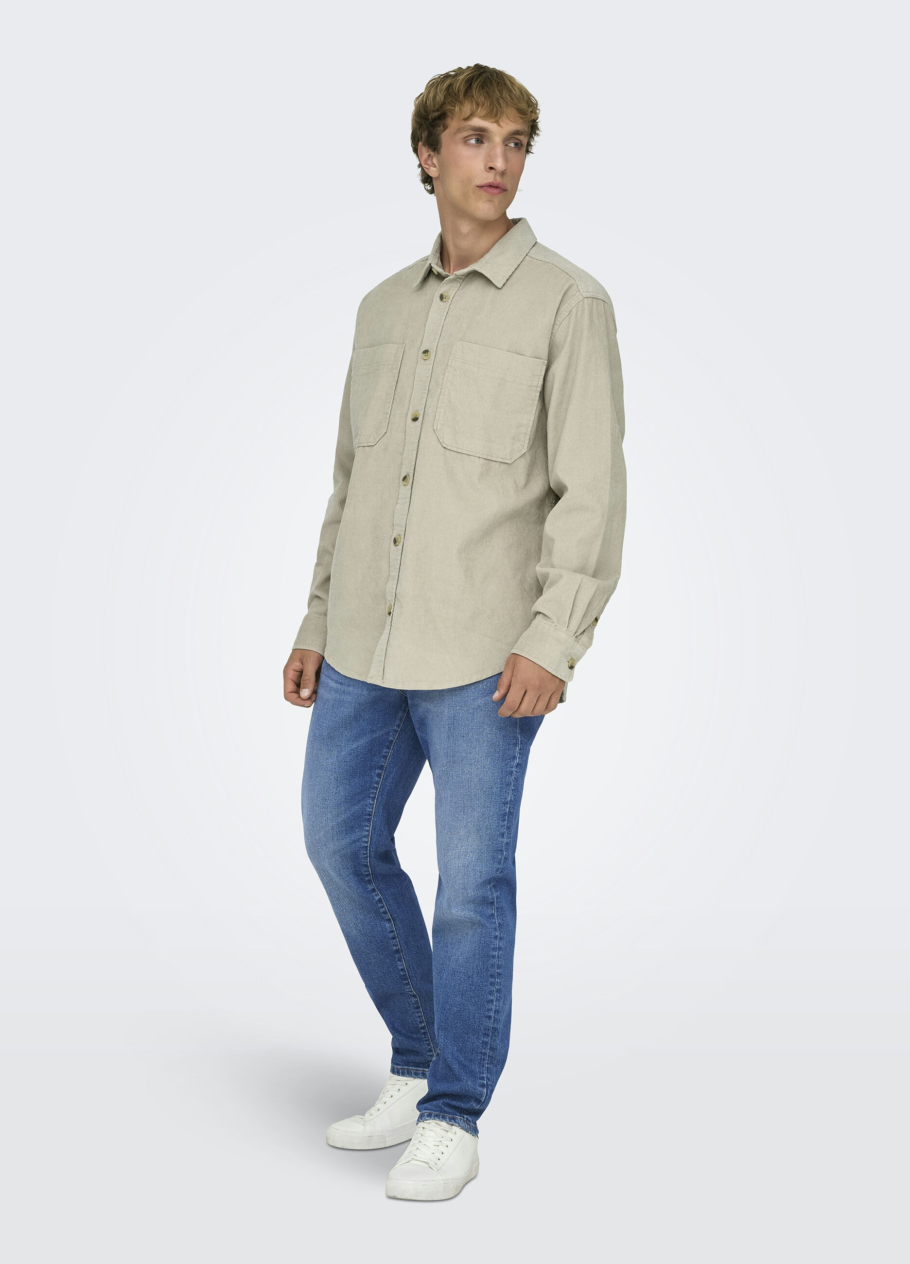Camicia in velluto a coste con taschini uomo_2
