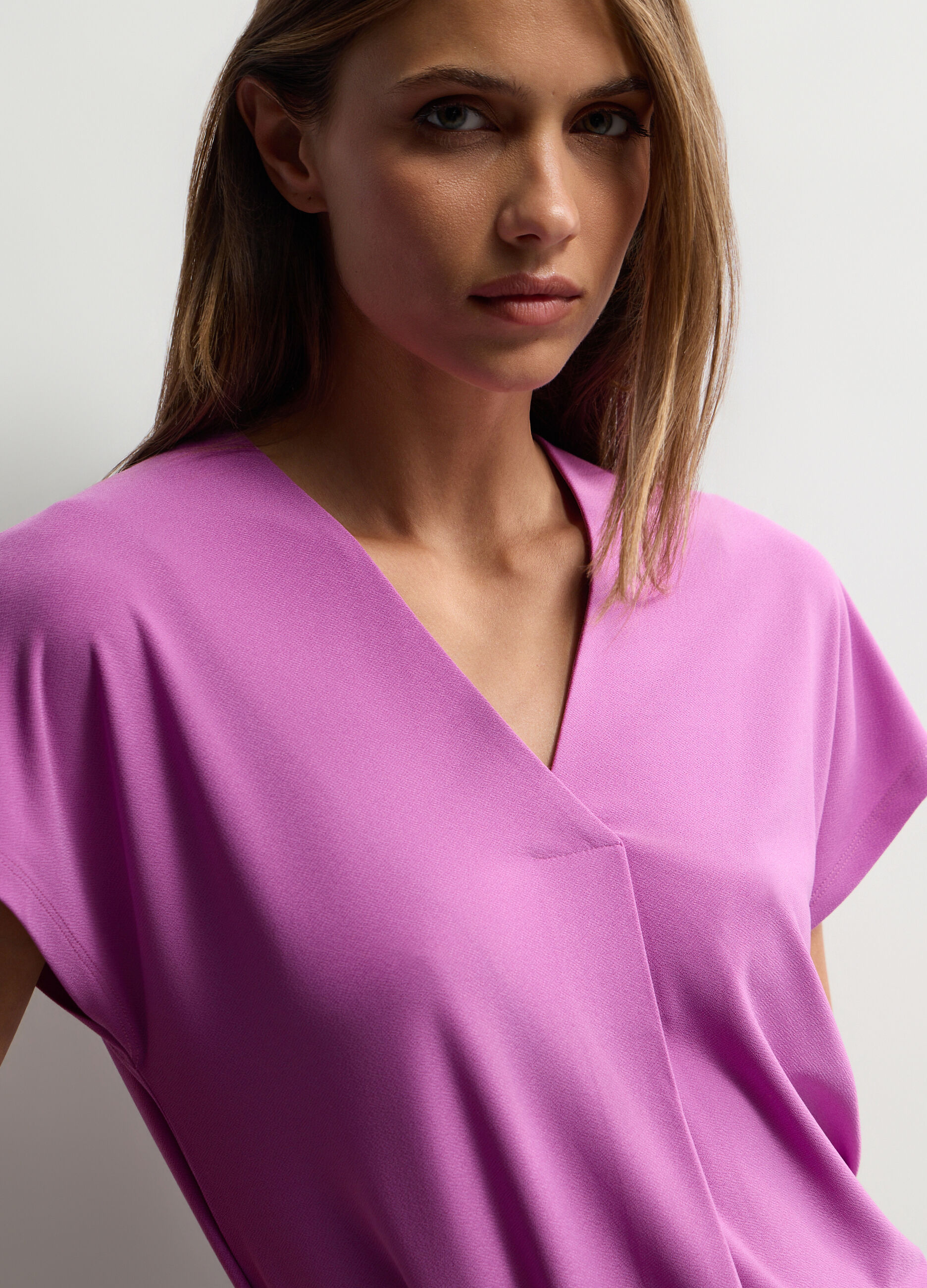 T-shirt con scollo a V stretch donna_2