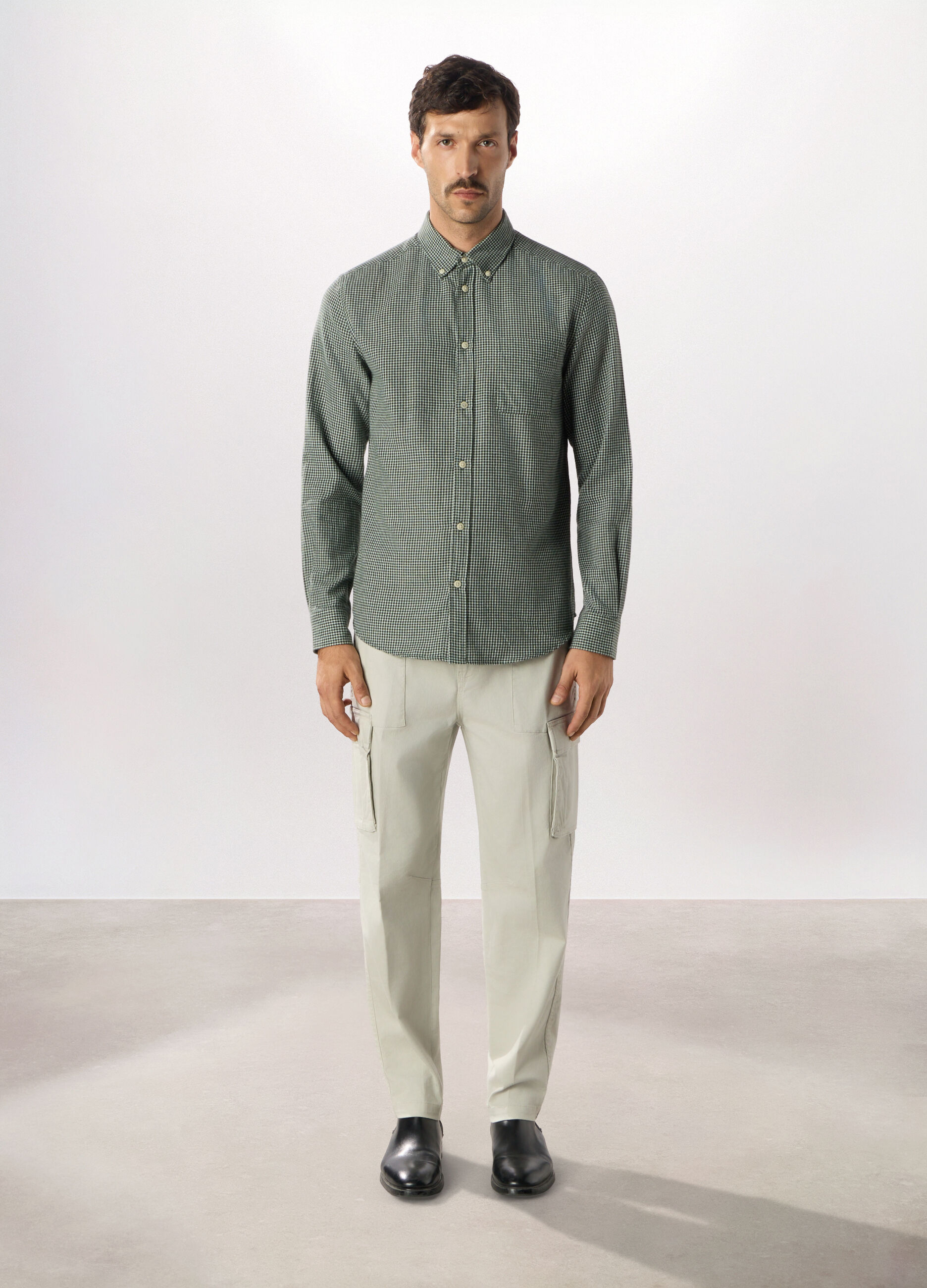 Pantalone cargo regular fit in cotone stretch_0