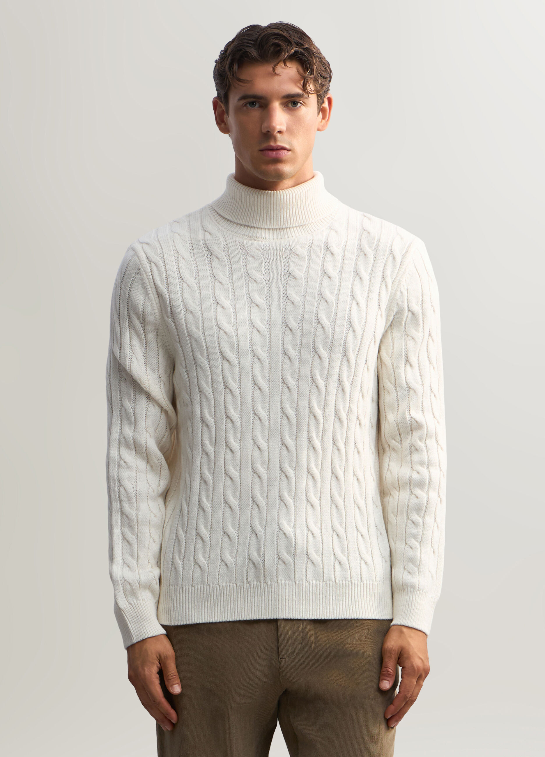 Maglione collo alto in maglia a trecce uomo_0