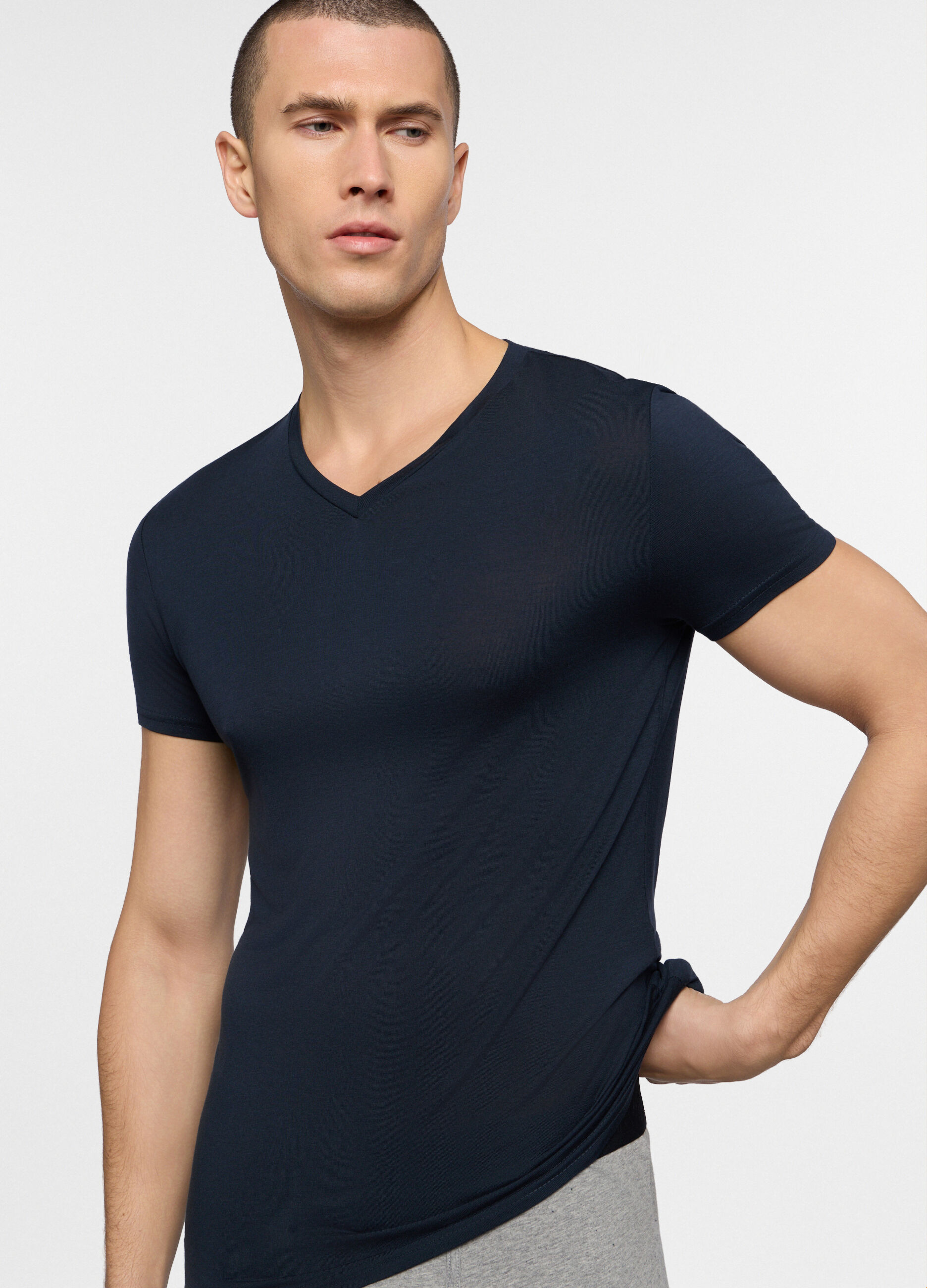 T-shirt slim fit scollo a V in jersey di cotone uomo_2