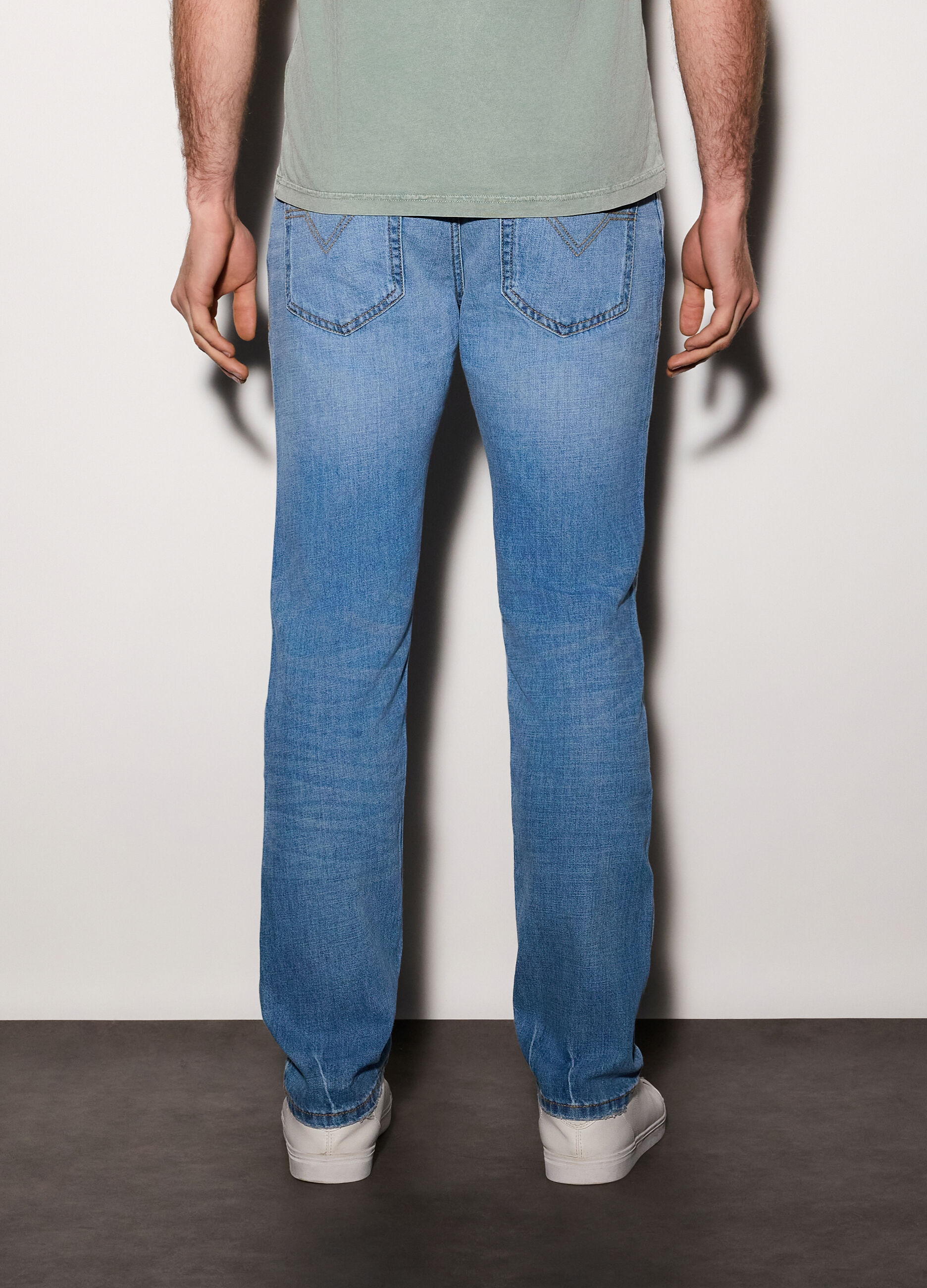Jeans regular fit in denim di cotone e lino uomo_1