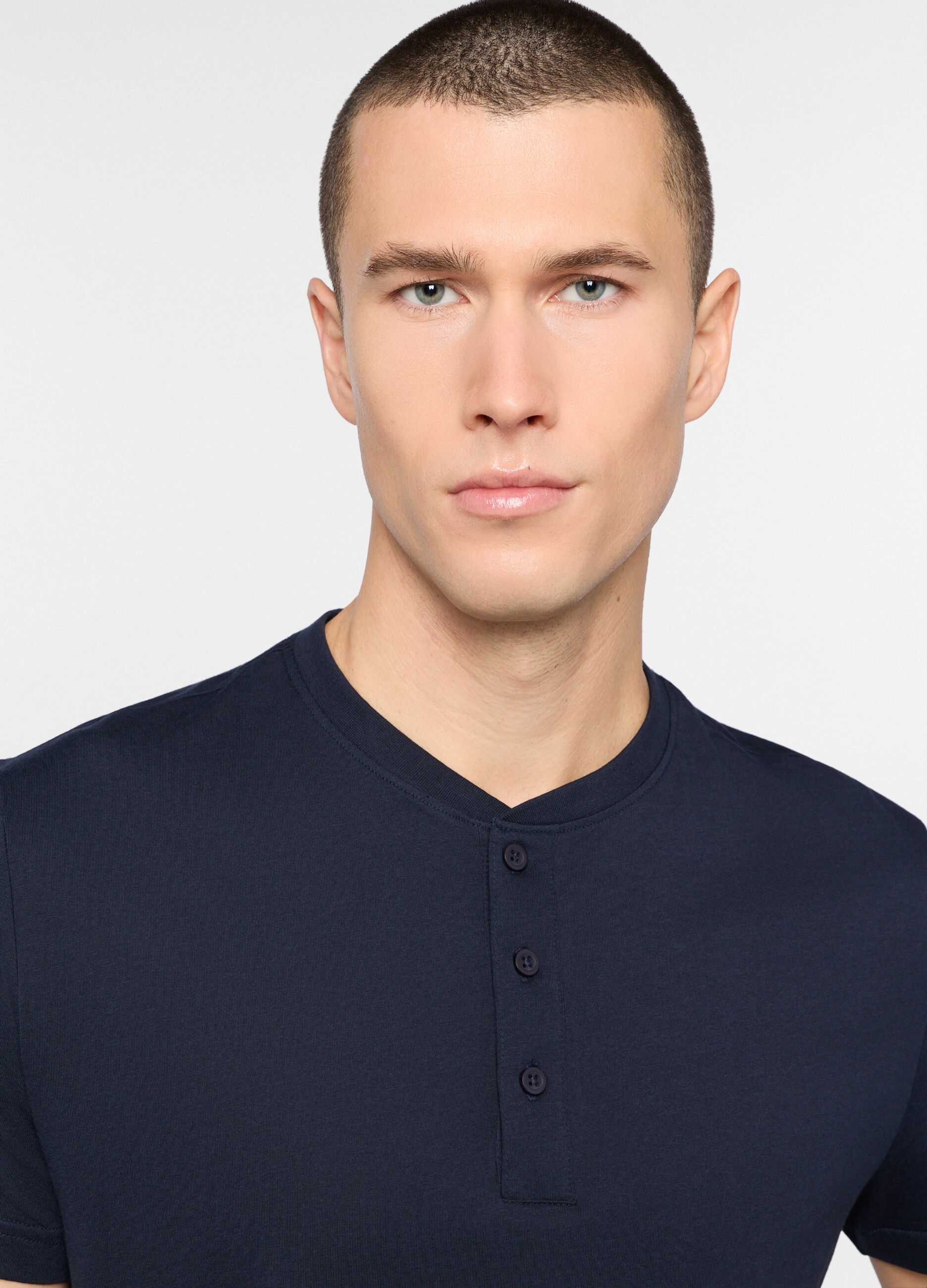 Pigiama corto con collo serafino uomo_2