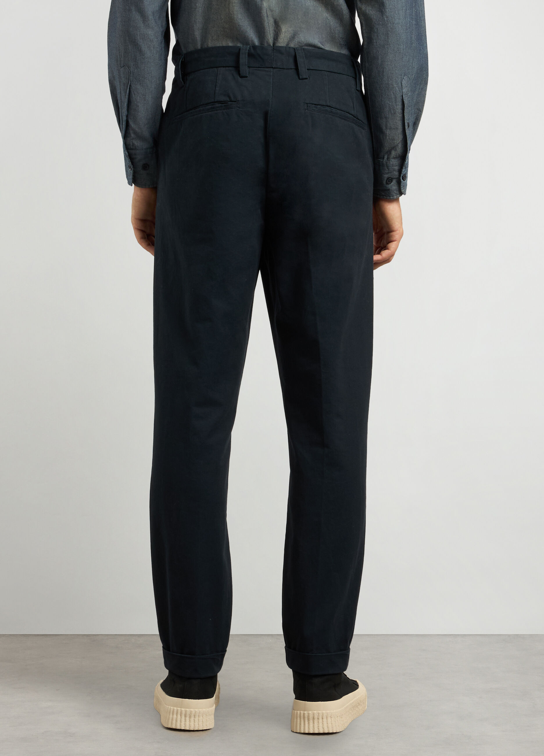 Pantaloni chino carrot fit in twill di cotone uomo_1