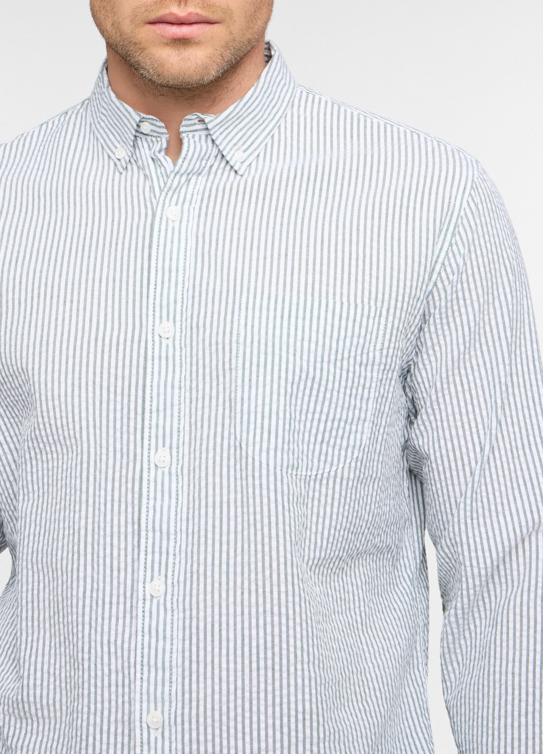 Camicia regular fit in seersucker a righe uomo_2