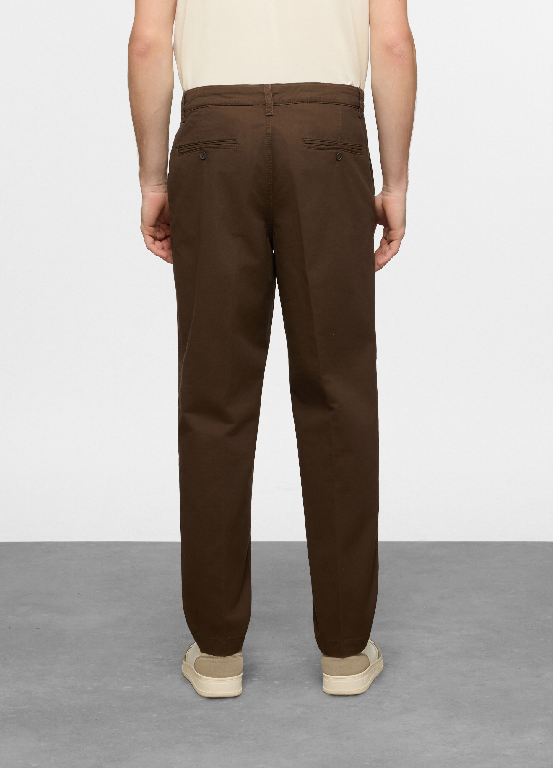 Pantalone chino relaxed fit in cotone uomo_1