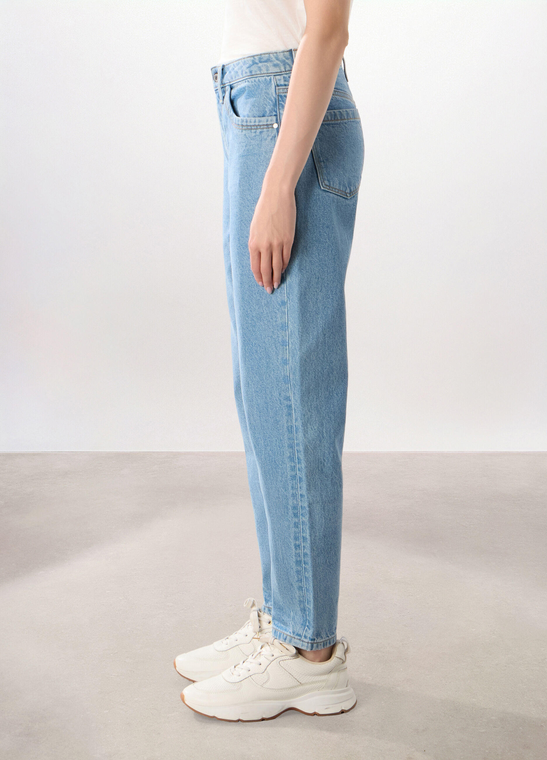 Pantaloni mom fit in denim di puro cotone donna_3