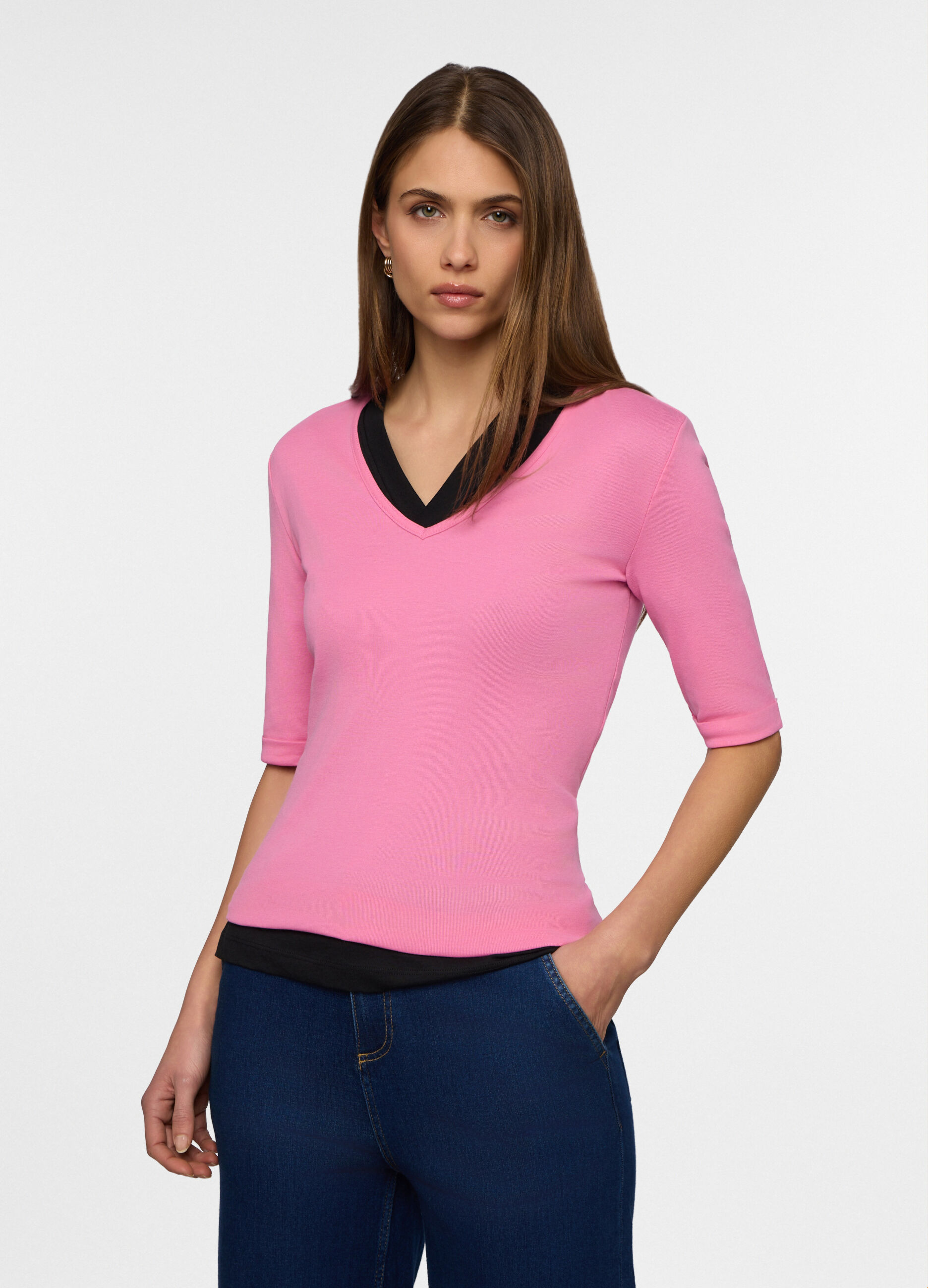 T-shirt con scollo a V in costina donna_0