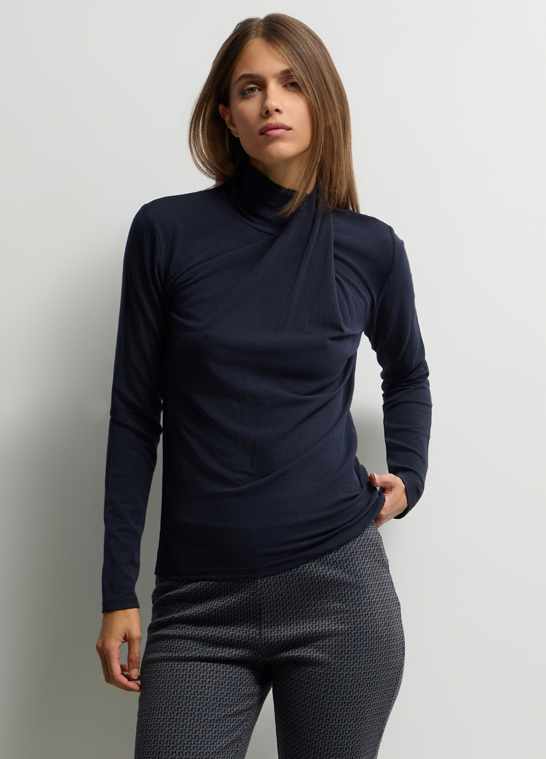 T-shirt con collo alto incrociato Slim Fit donna_0