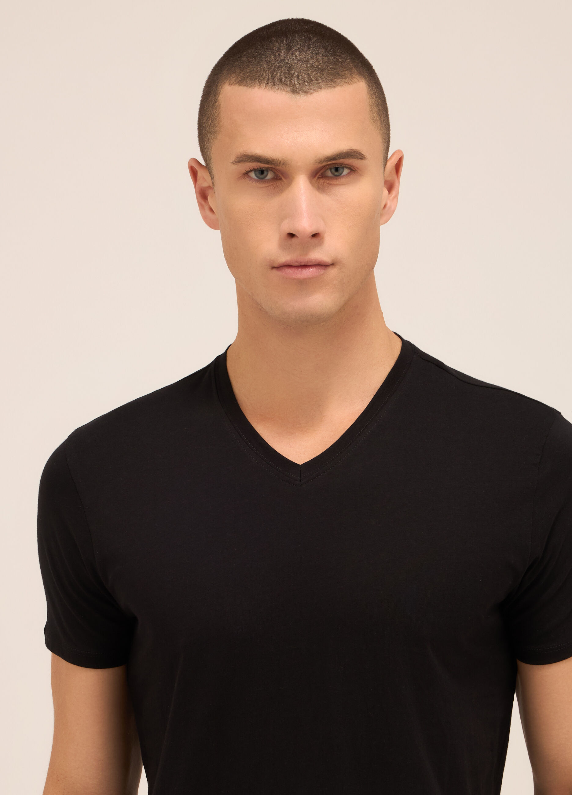 T-shirt collo a V in puro cotone uomo_2