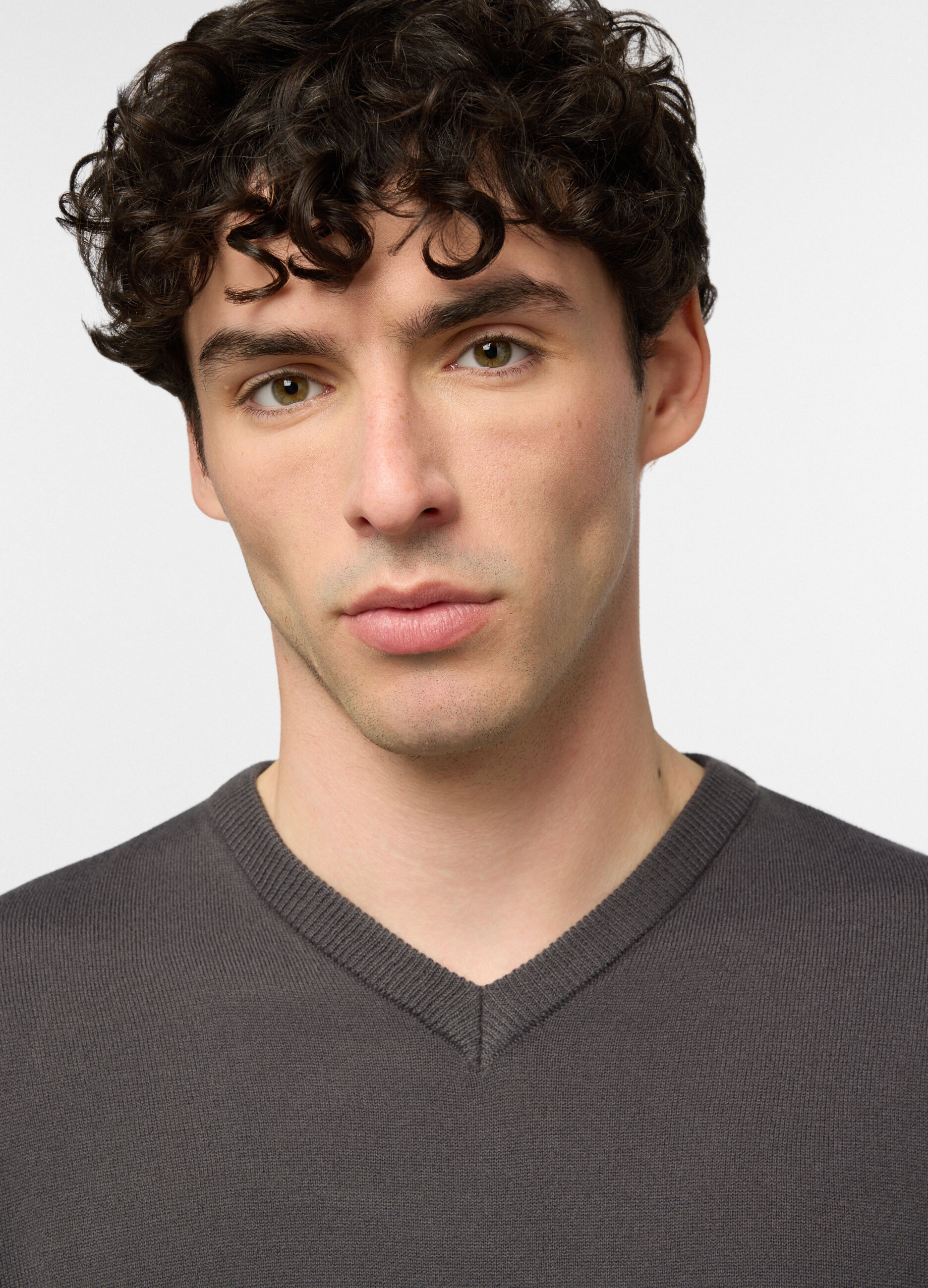 Maglione collo a V in jersey uomo_2