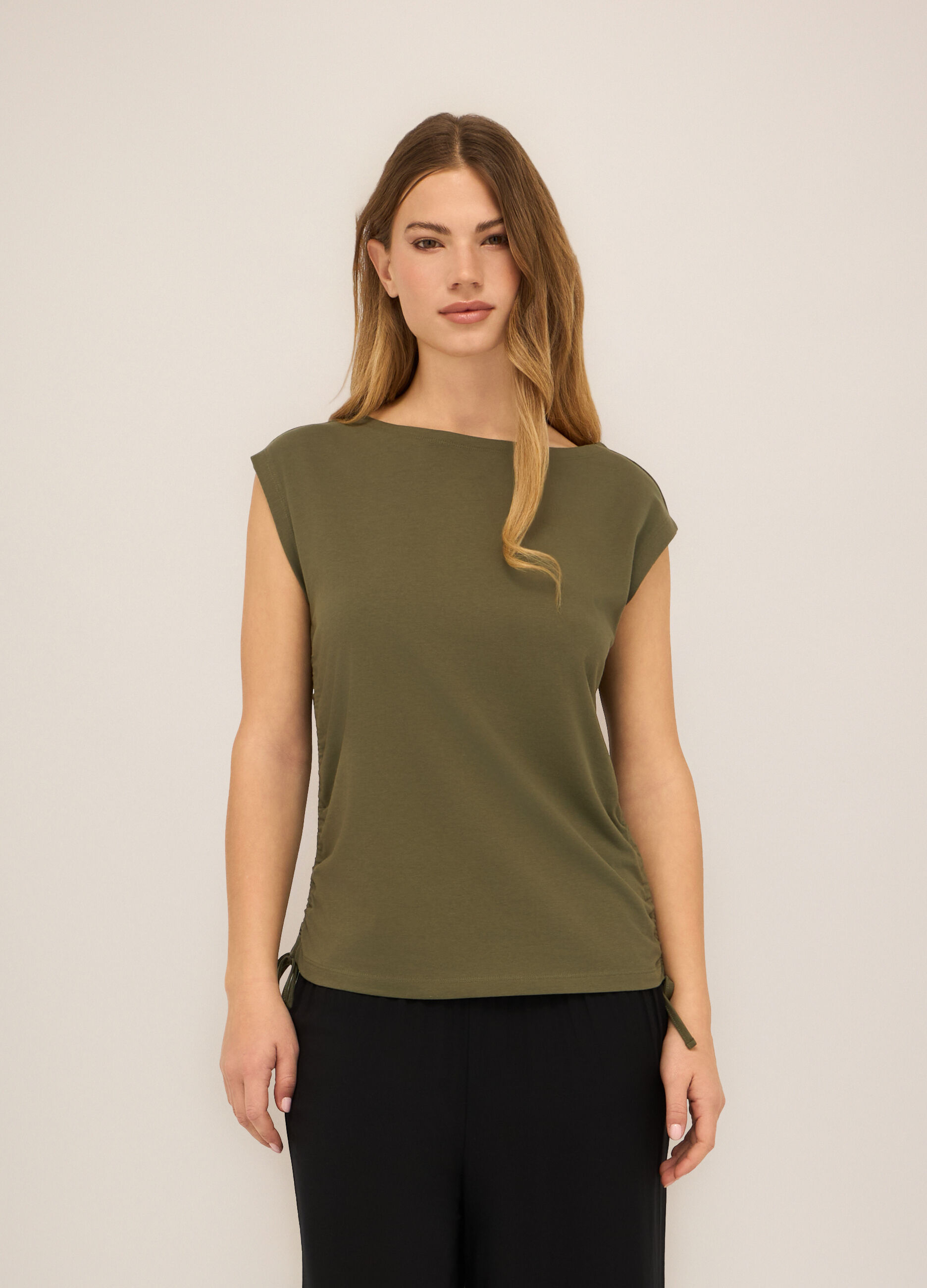 T-shirt smanicata in cotone stretch donna_0