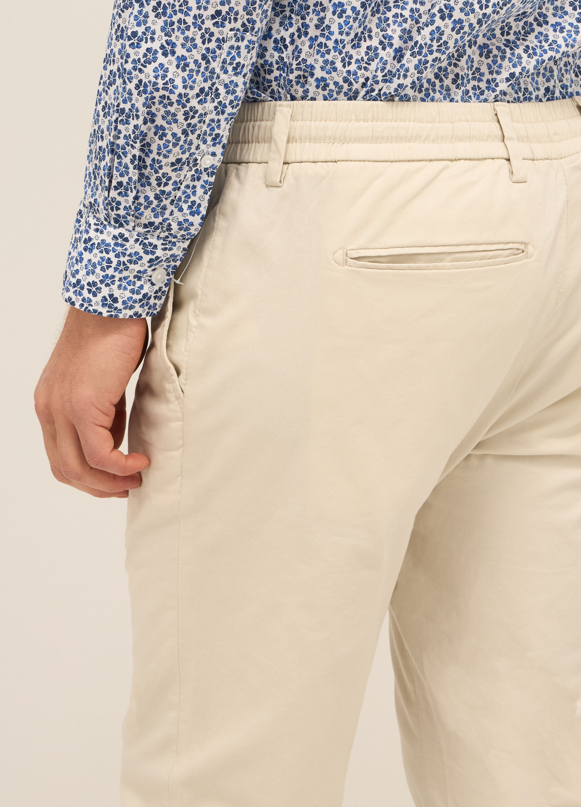 Pantaloni chino regular fit in cotone stretch uomo_2