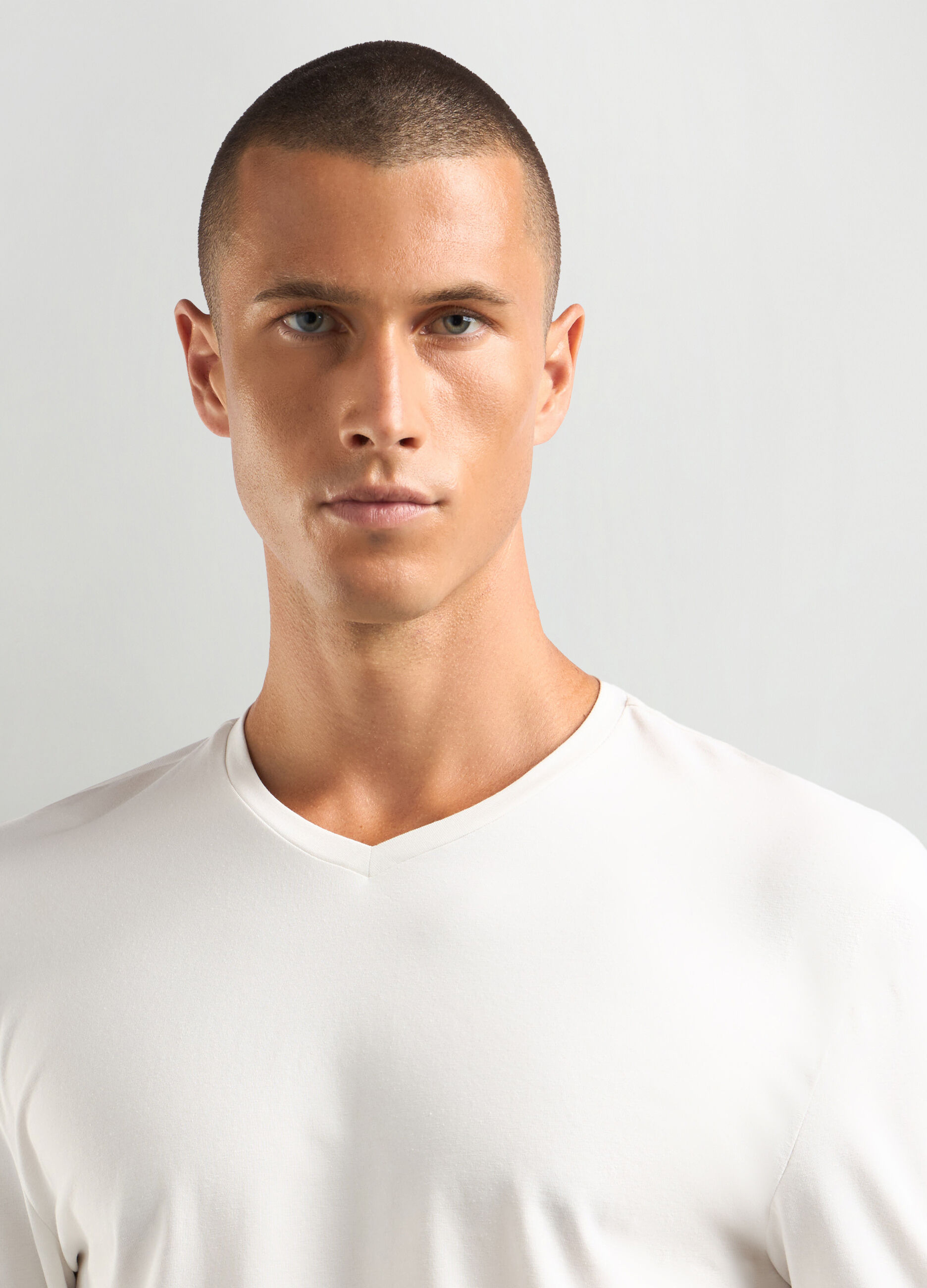 Maglia scollo a V in cotone stretch uomo_2