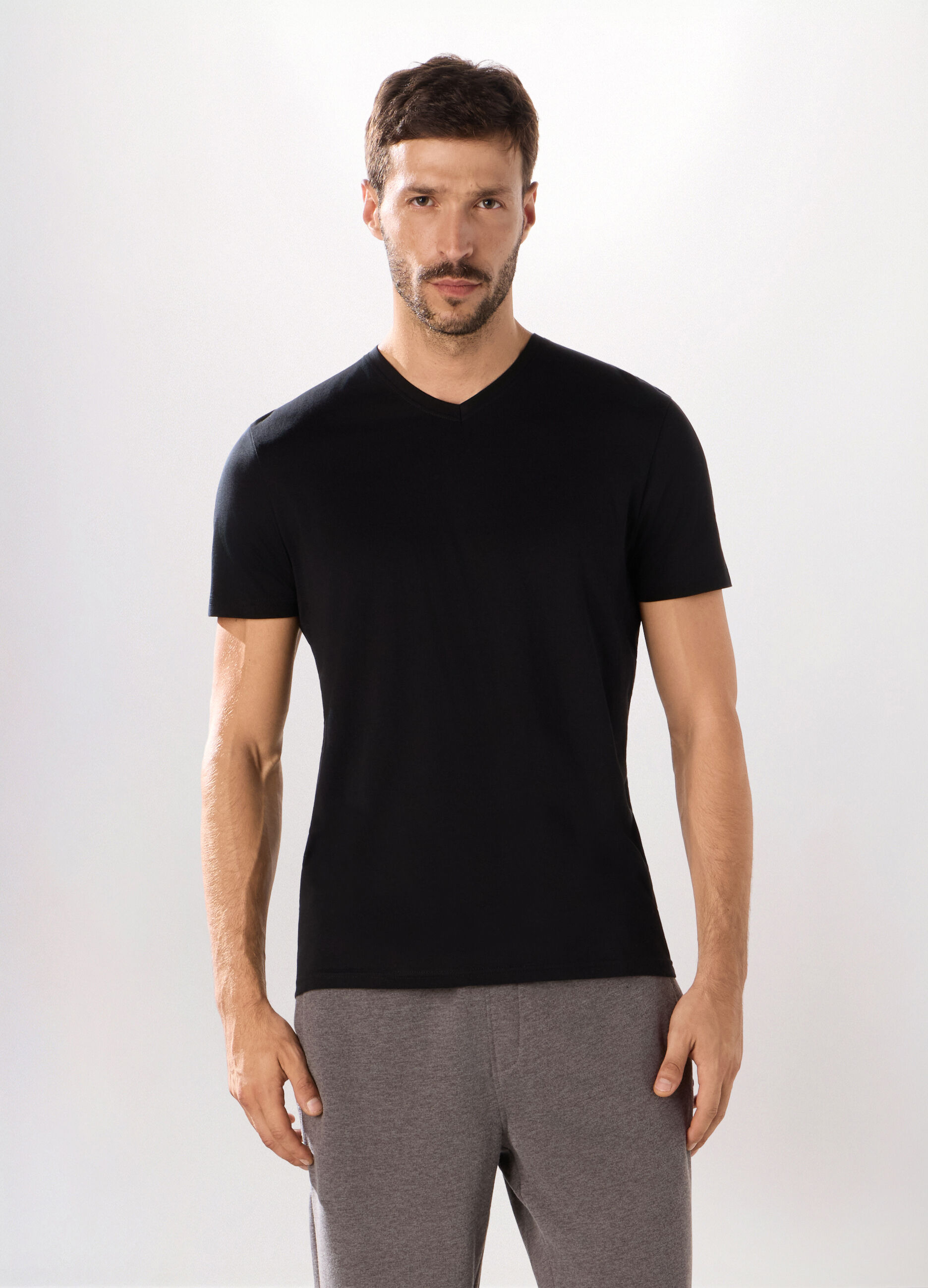 T-shirt collo a V in cotone uomo_0